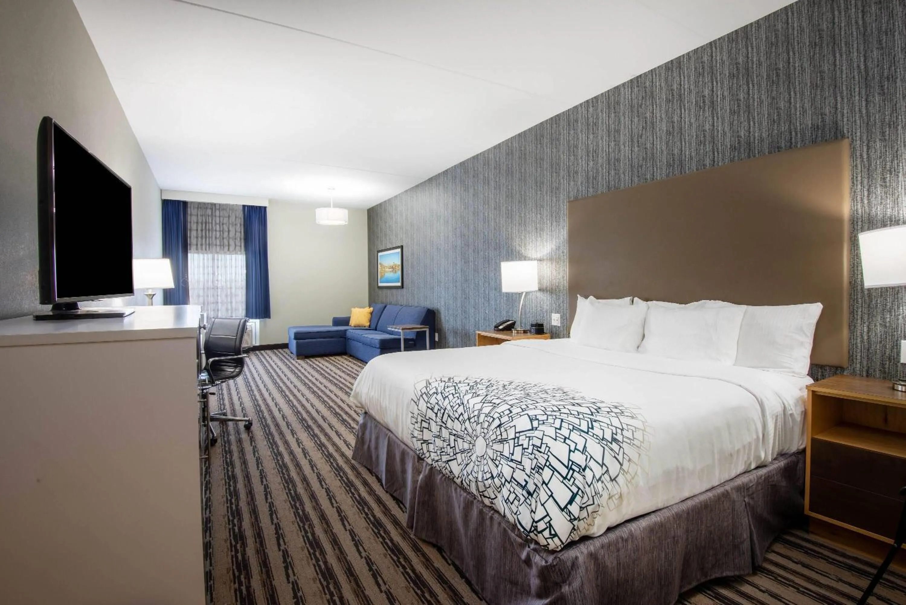 Photo of the whole room, Bed in La Quinta by Wyndham Buffalo Amherst