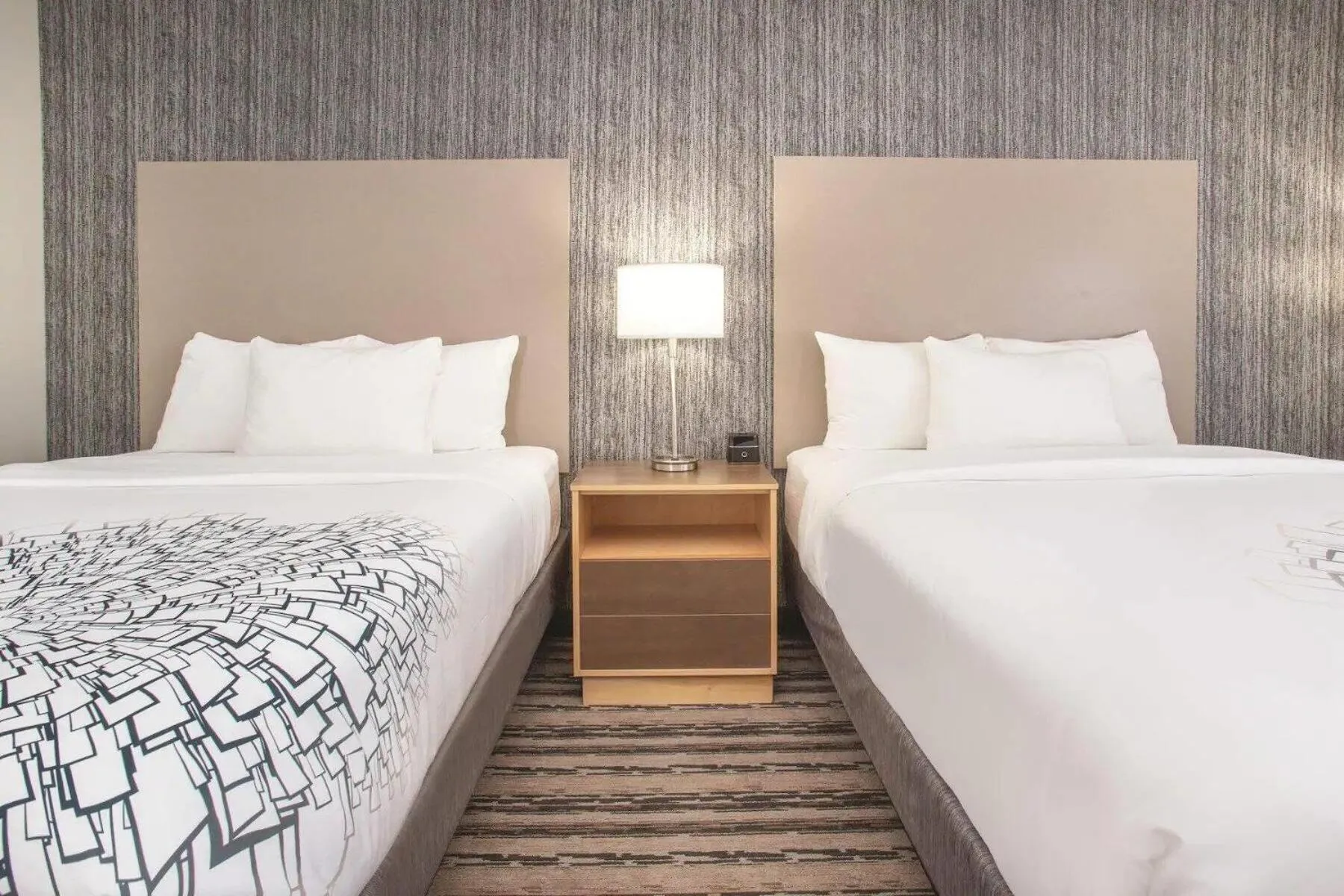 Photo of the whole room, Bed in La Quinta by Wyndham Buffalo Amherst