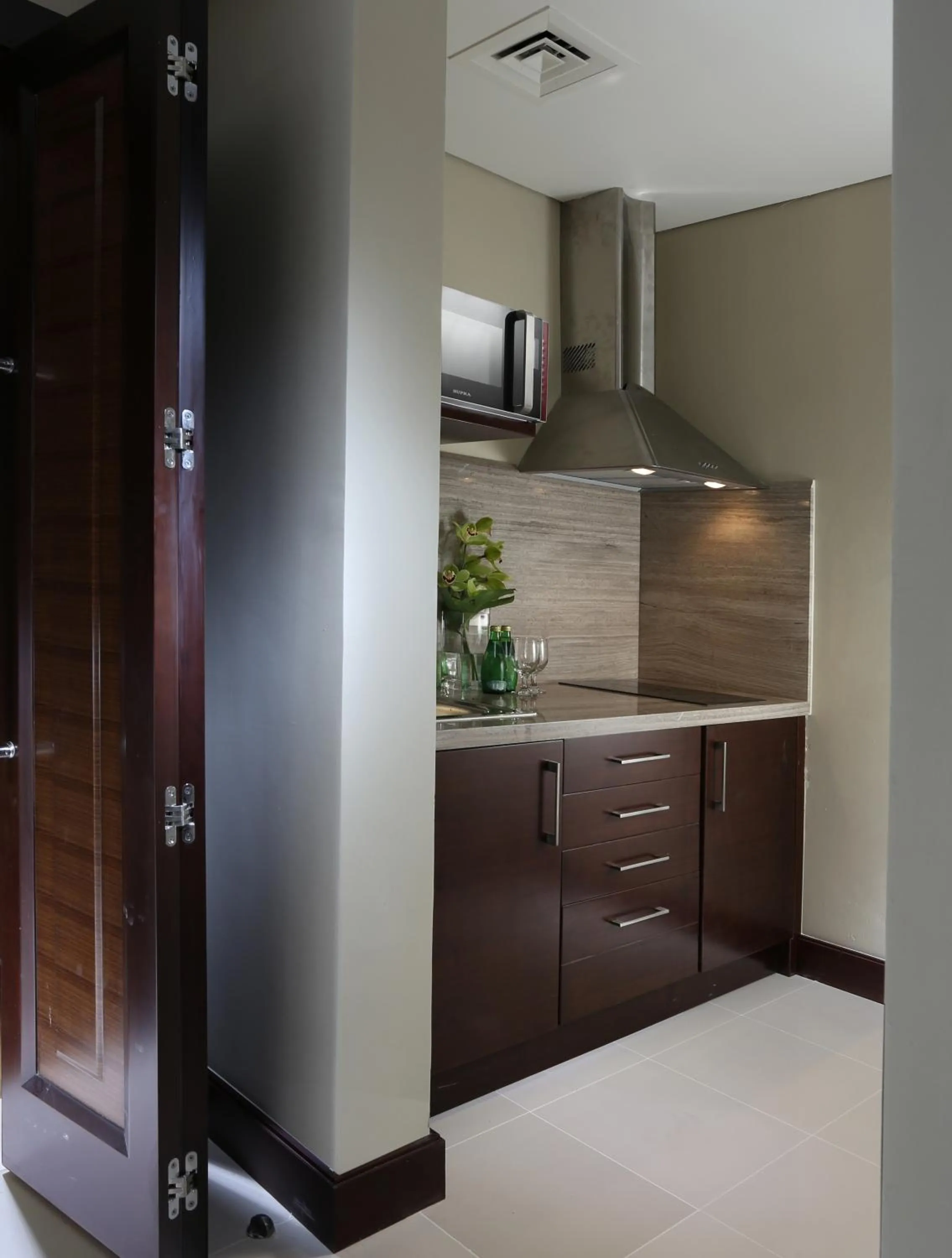 Kitchen or kitchenette in The Tower Plaza Hotel Dubai