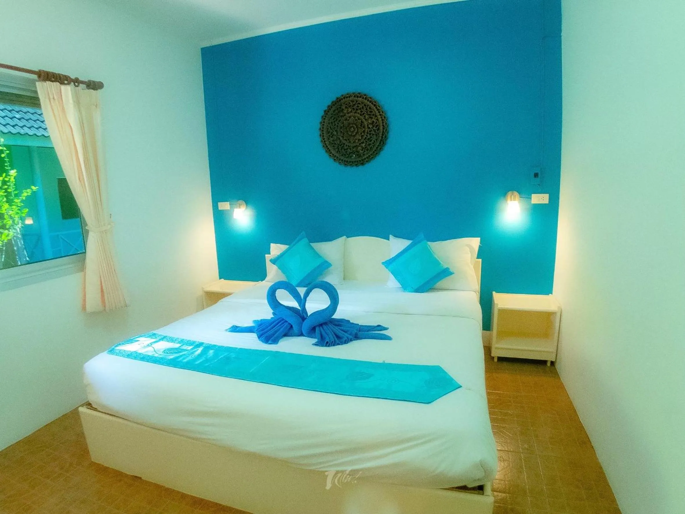 Property building, Bed in Loma Resort