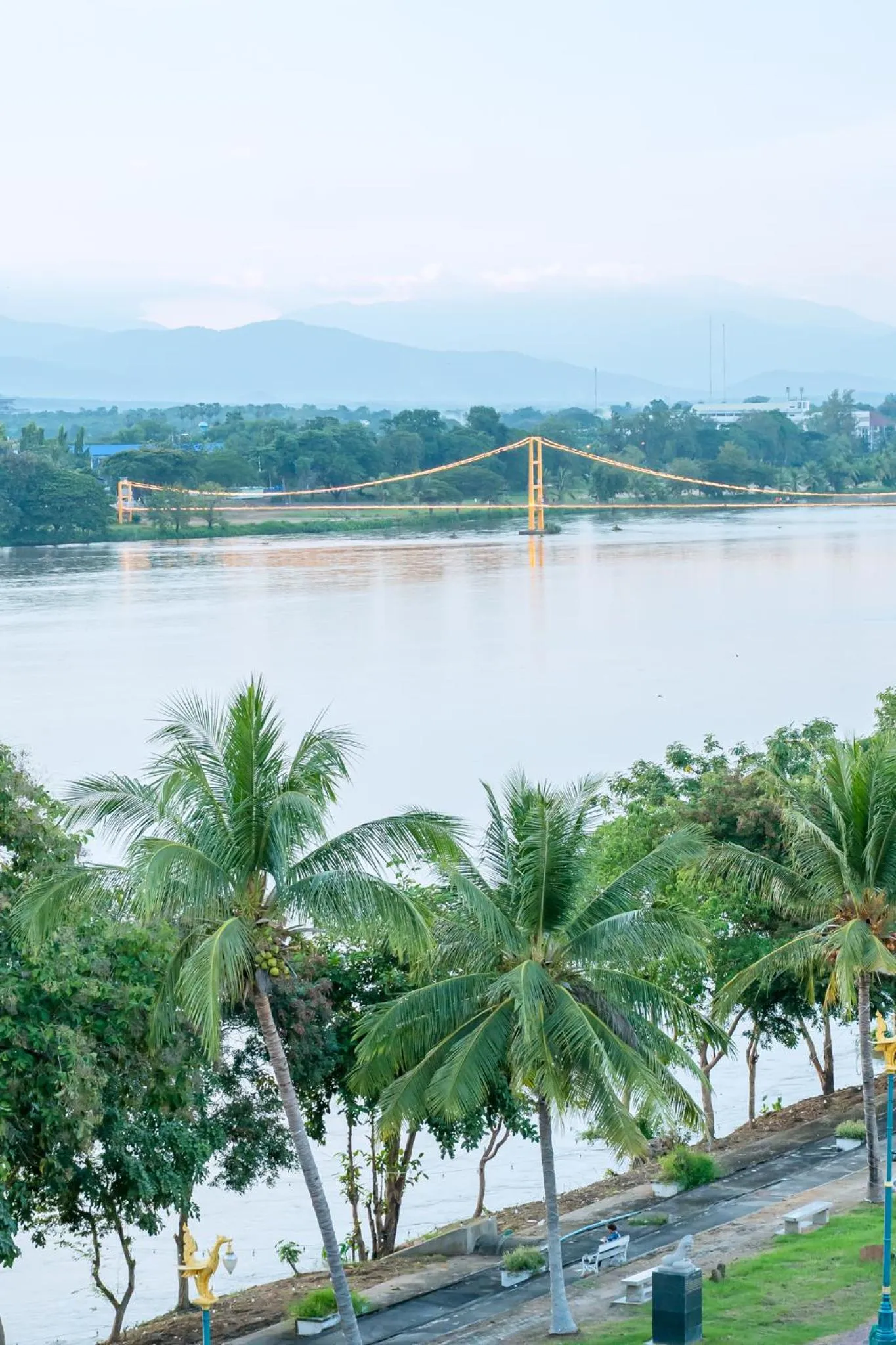 Viang Tak Riverside Hotel