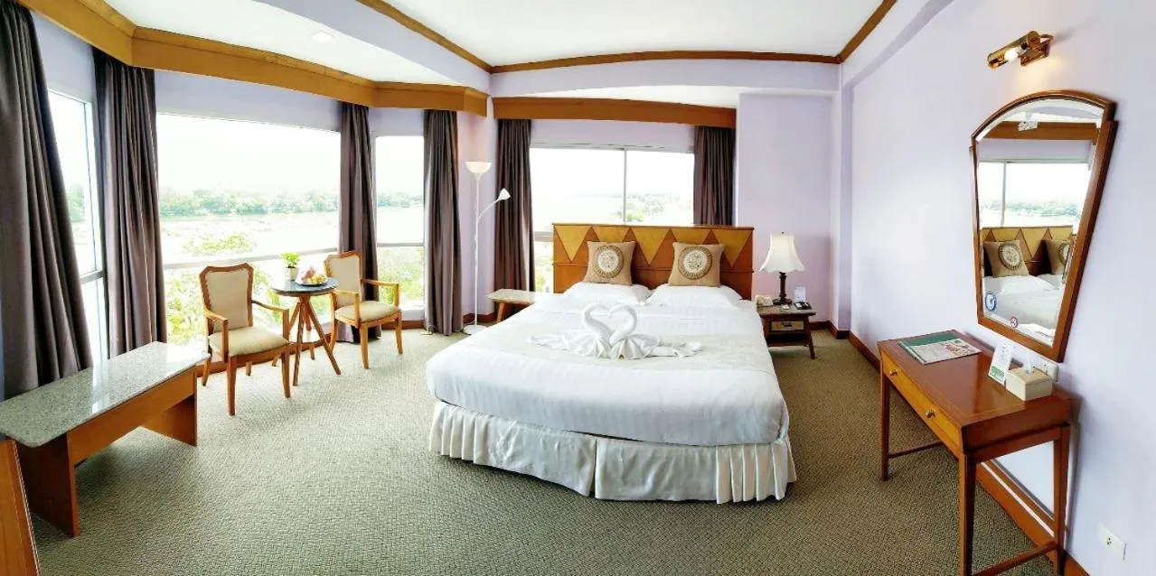 Photo of the whole room, Bed in Viang Tak Riverside Hotel