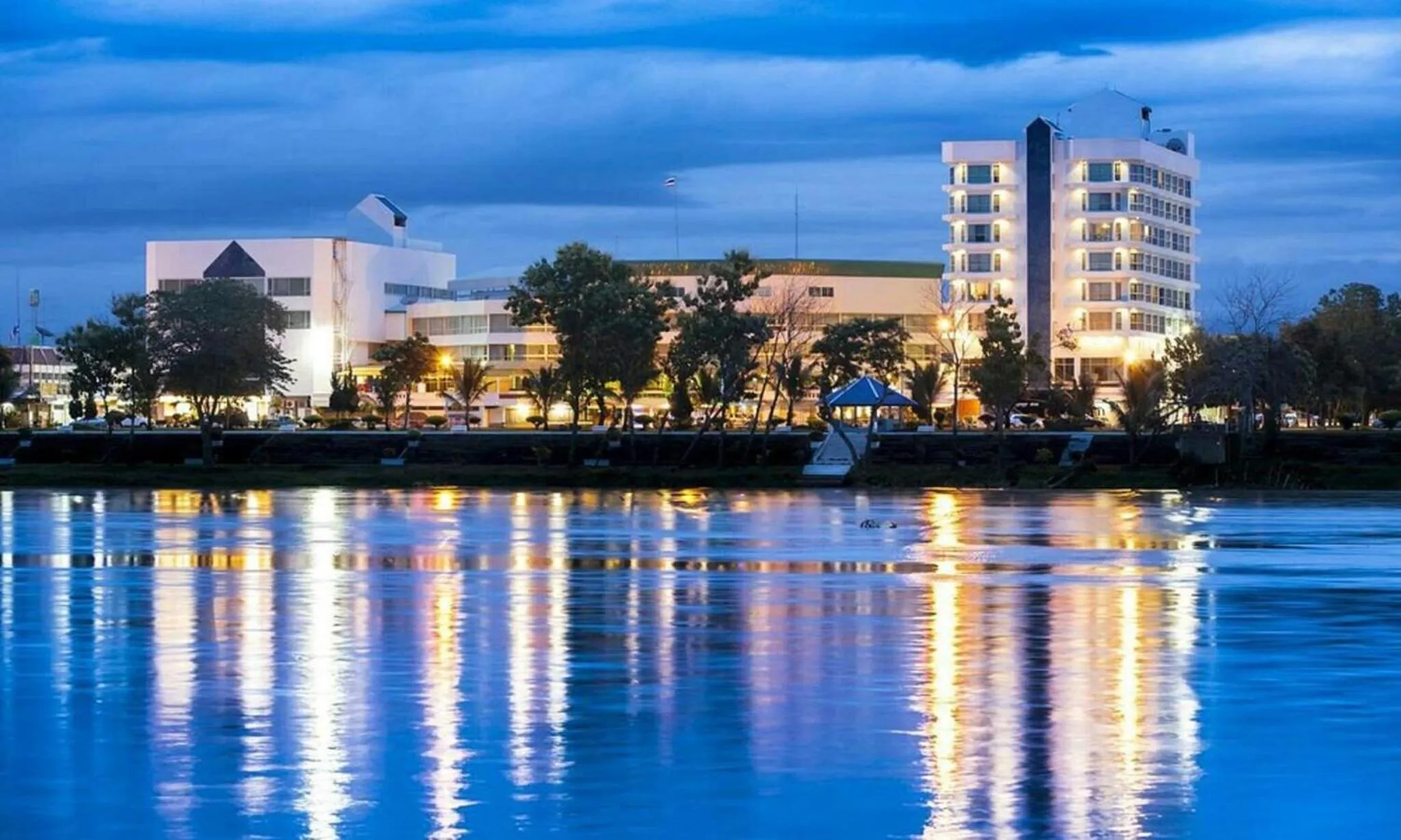 Viang Tak Riverside Hotel