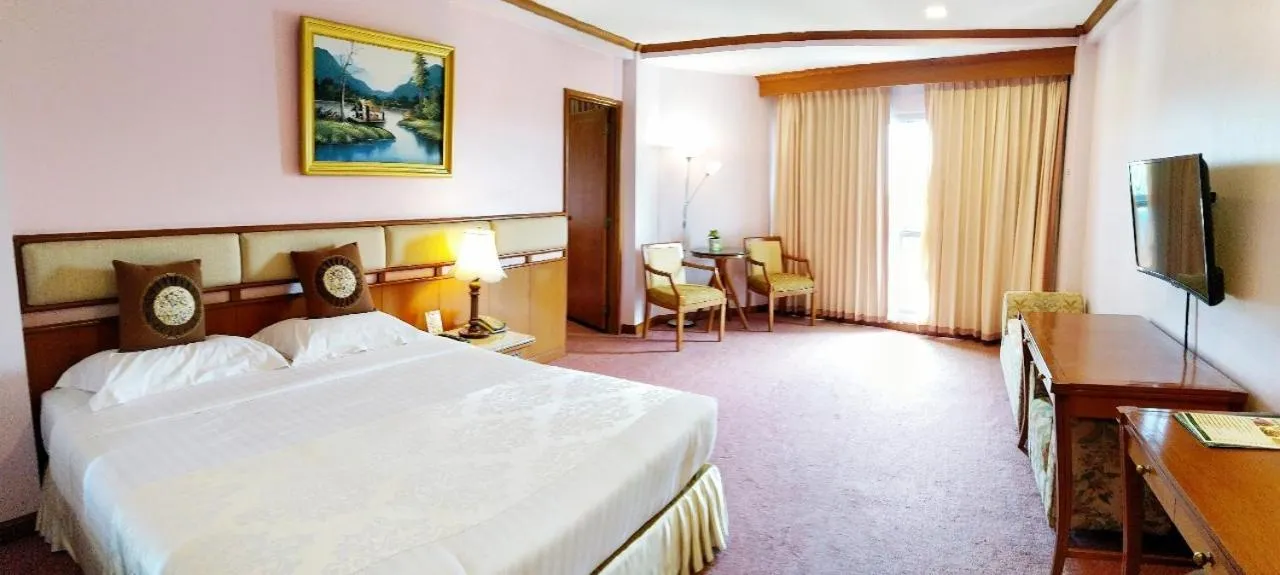 Photo of the whole room, Bed in Viang Tak Riverside Hotel