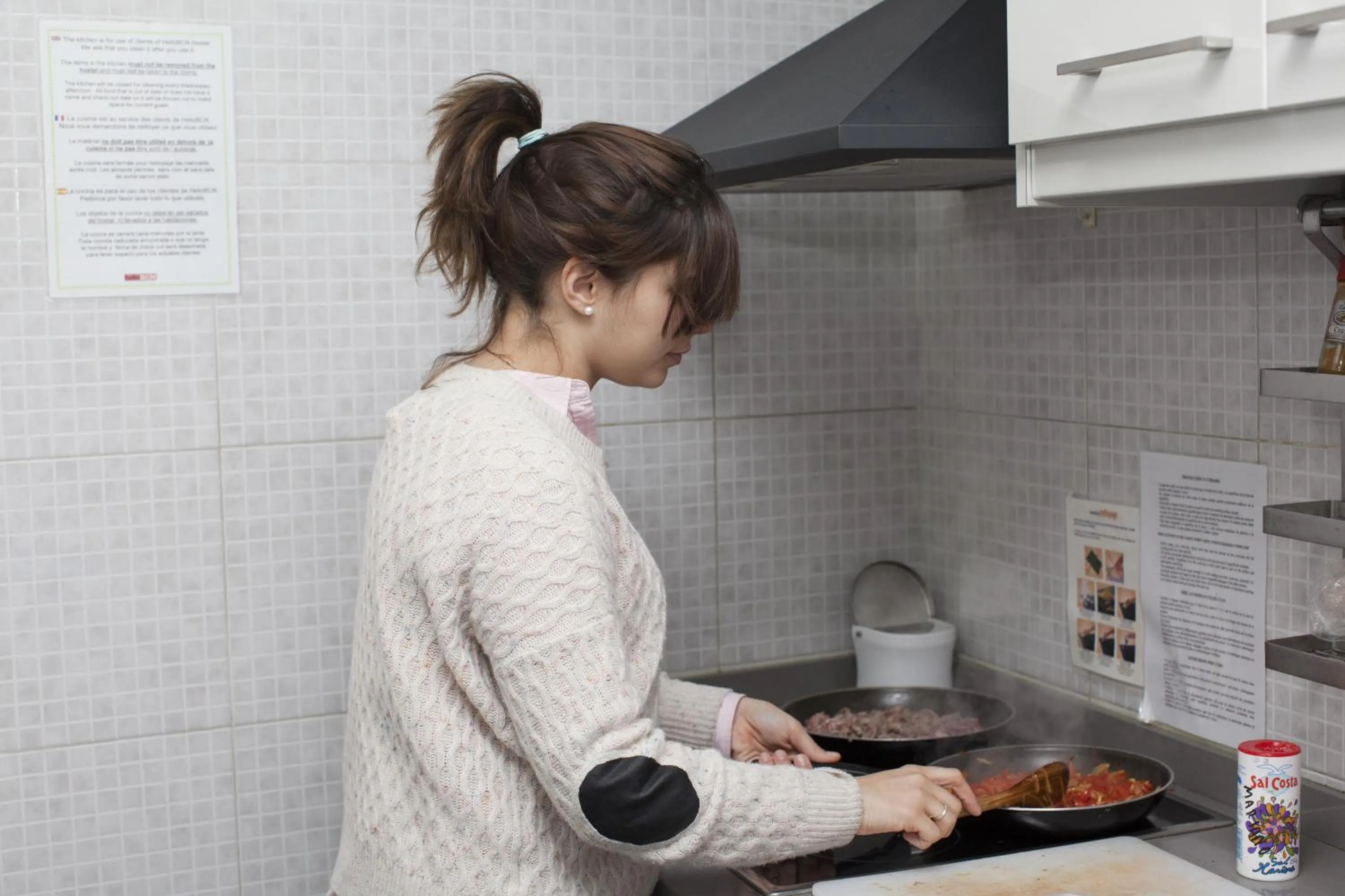Communal kitchen in HelloBCN Youth Hostel Barcelona