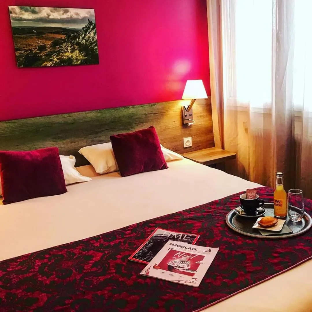 Bed in Cozy Hôtel Logis Morlaix
