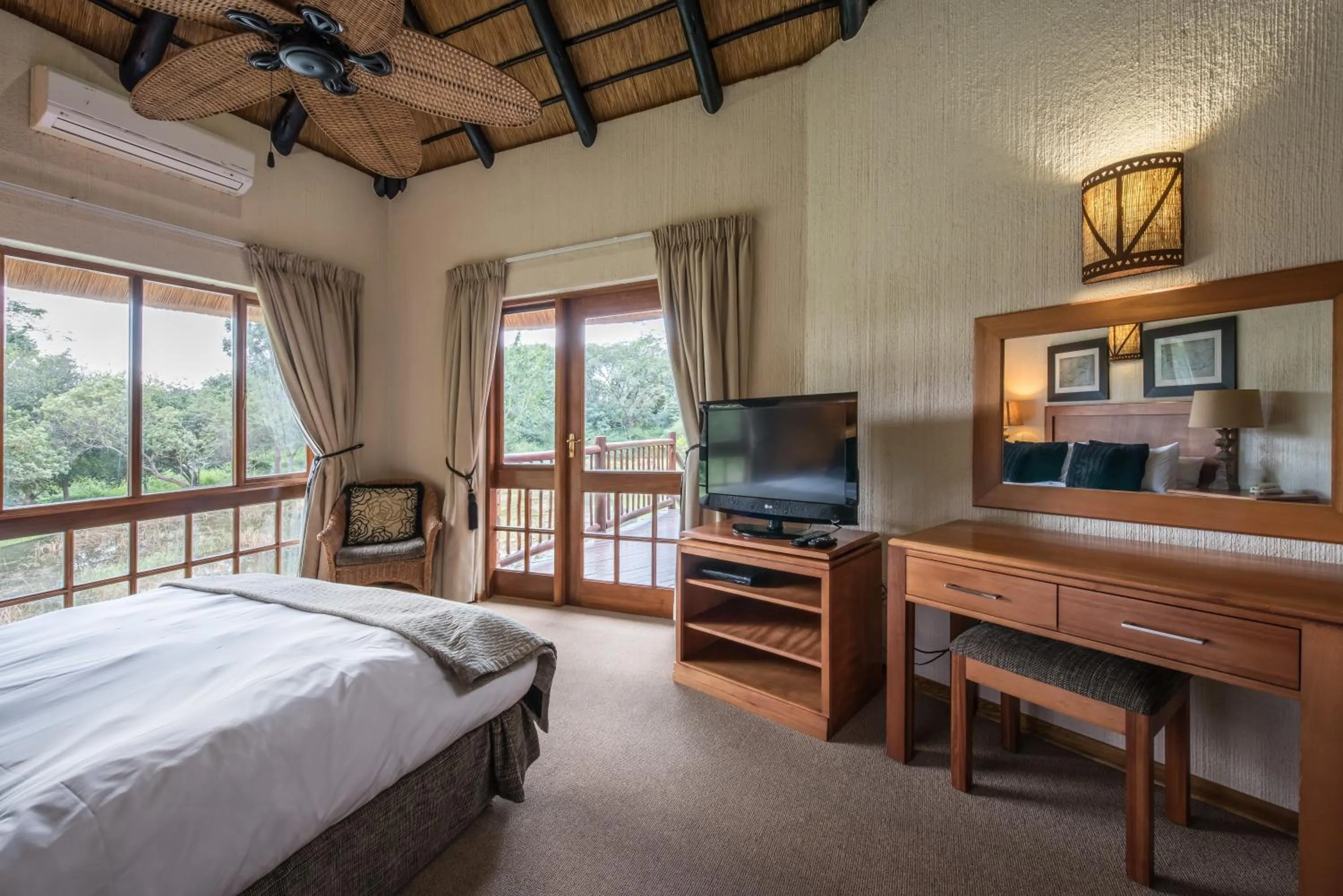 Photo of the whole room, Bed in Kruger Park Lodge Unit No. 277