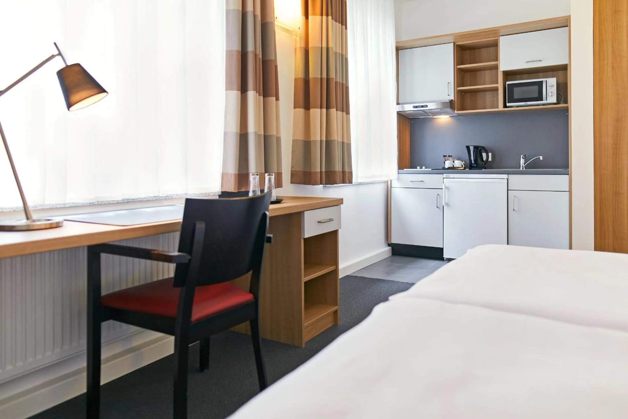 Bedroom, Bed in Townhouse Düsseldorf