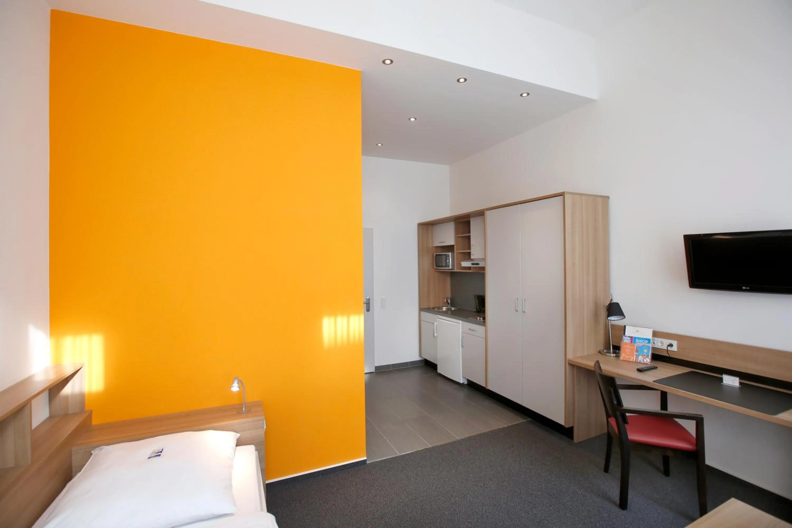 Photo of the whole room, Bed in Townhouse Düsseldorf