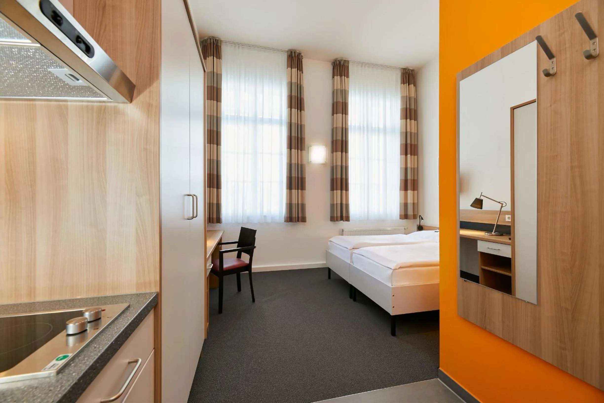 Bedroom, Bed in Townhouse Düsseldorf