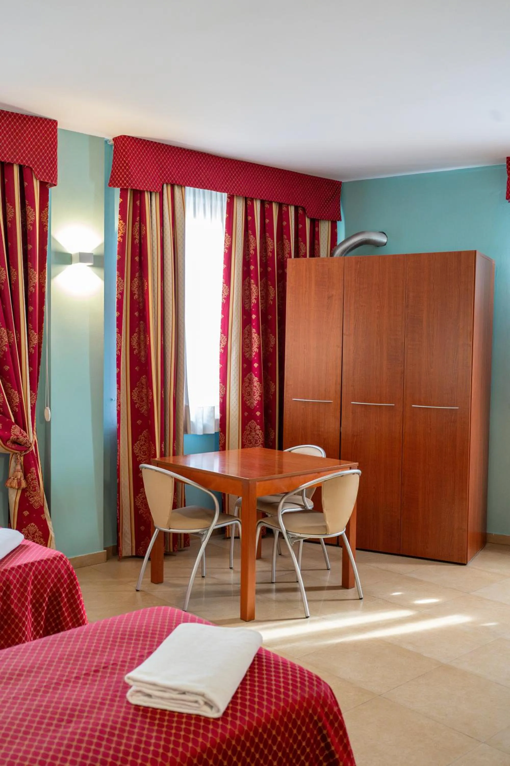 wardrobe, Bed in Hotel Cavour Resort