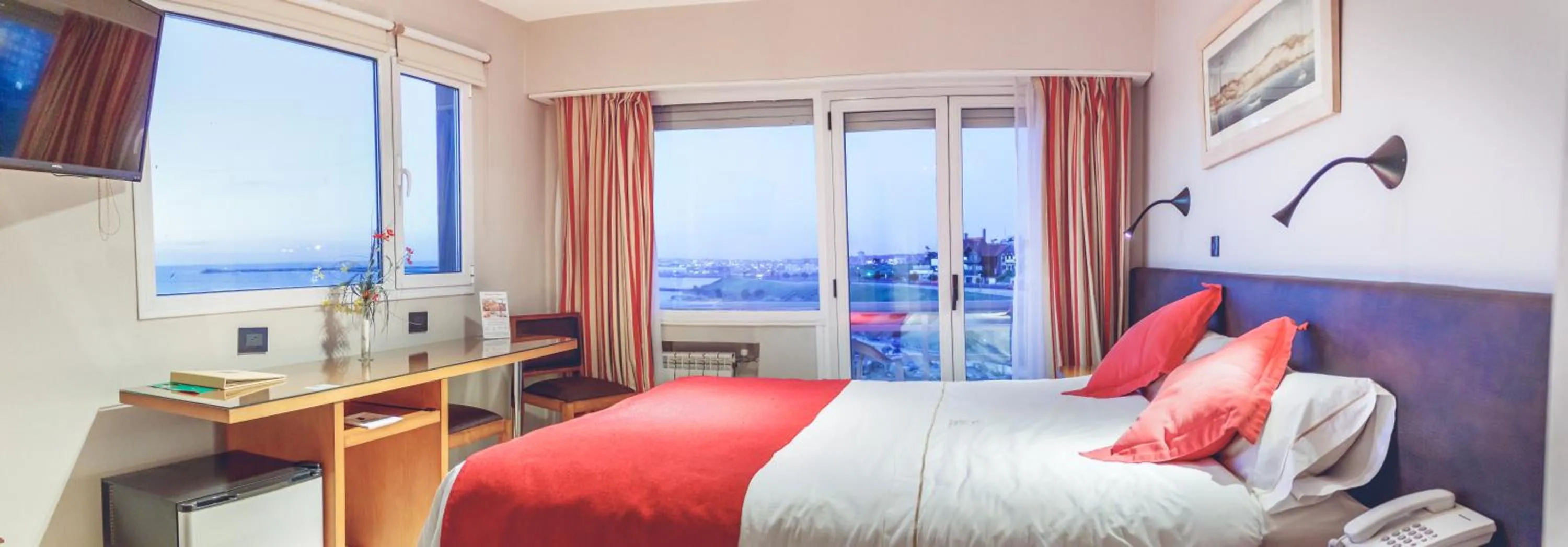 Balcony/Terrace, Bed in Hotel Las Rocas