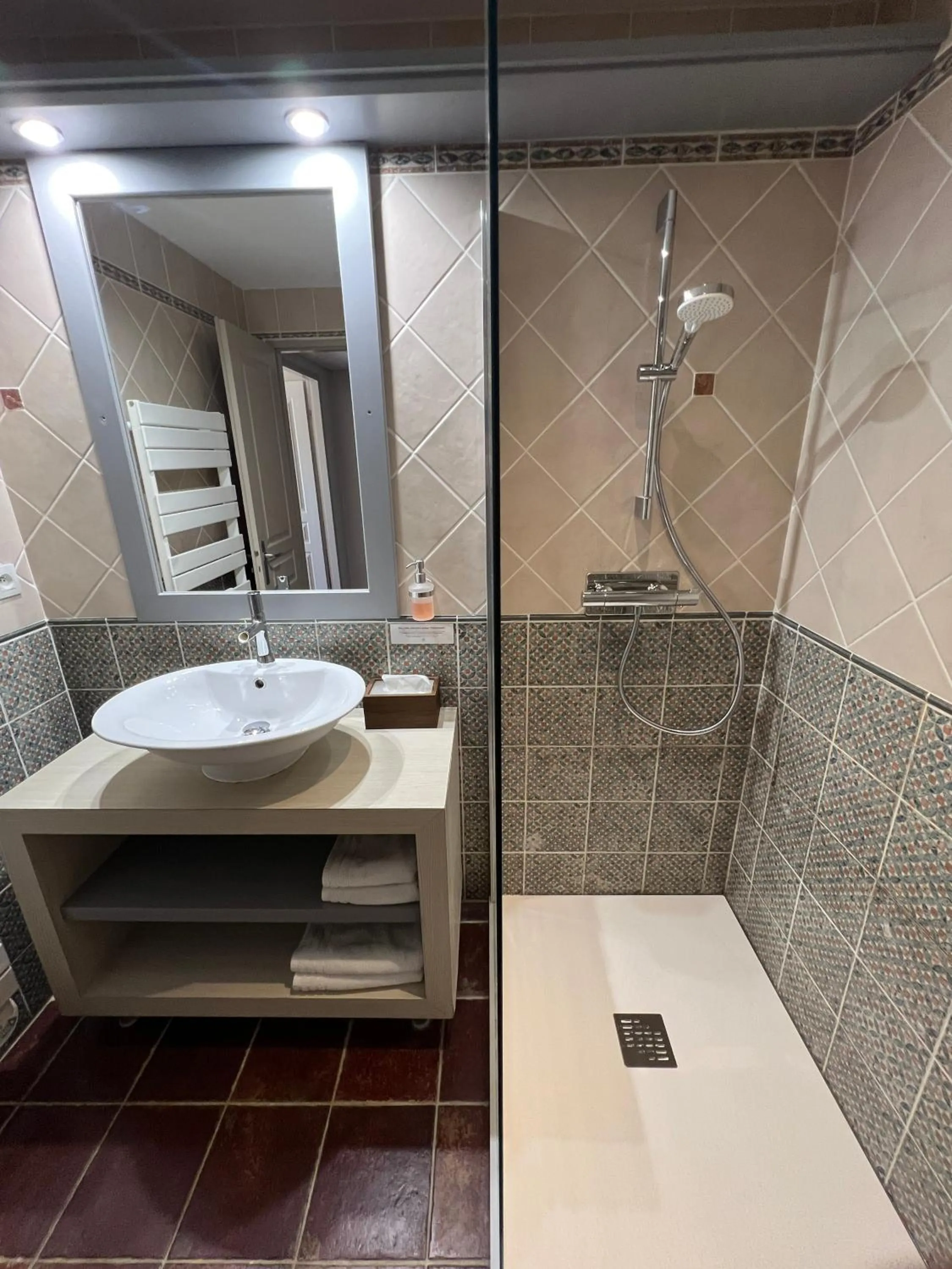 Shower in Logis Hôtel Restaurant La Bergerie