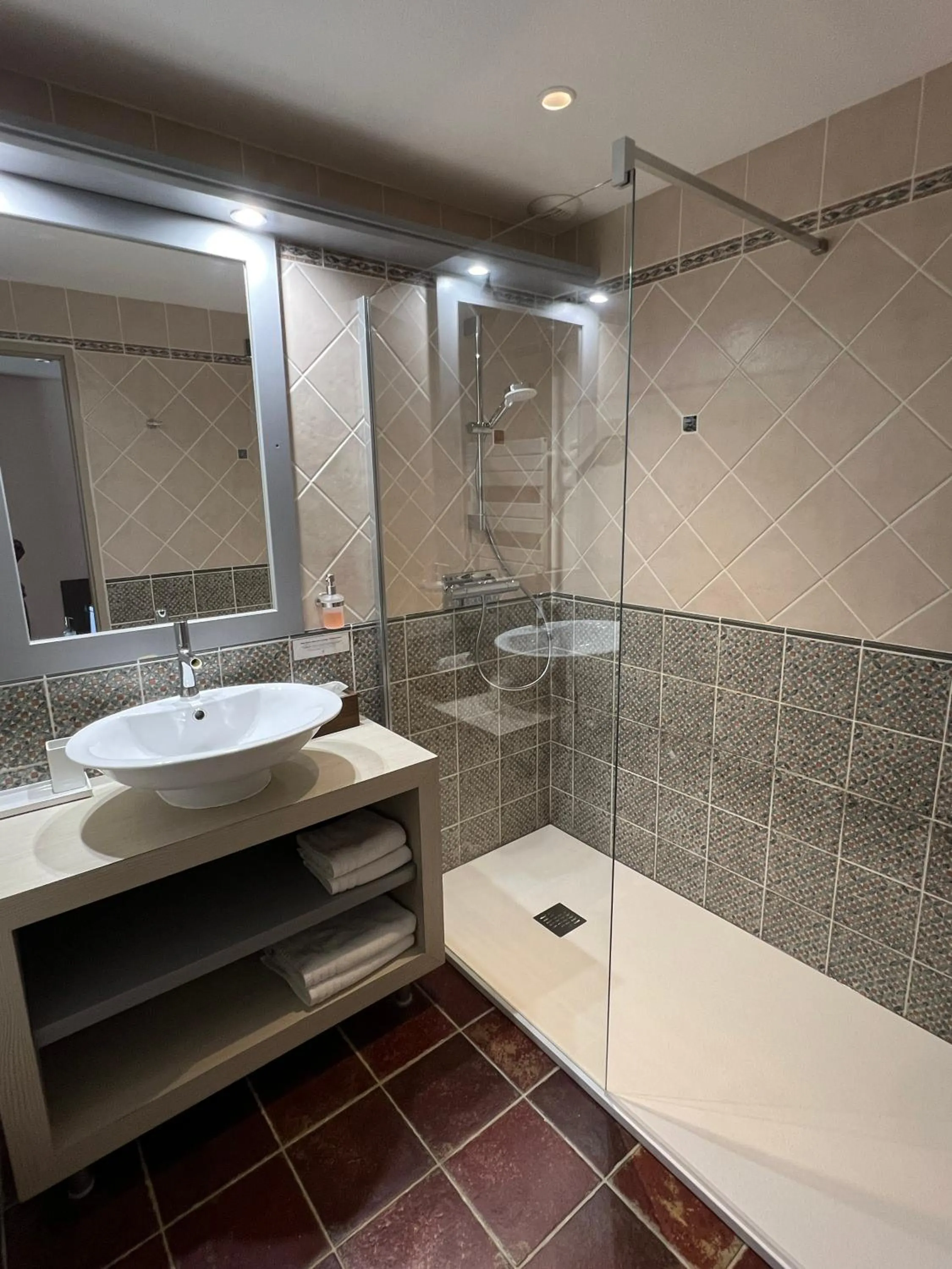 Shower in Logis Hôtel Restaurant La Bergerie