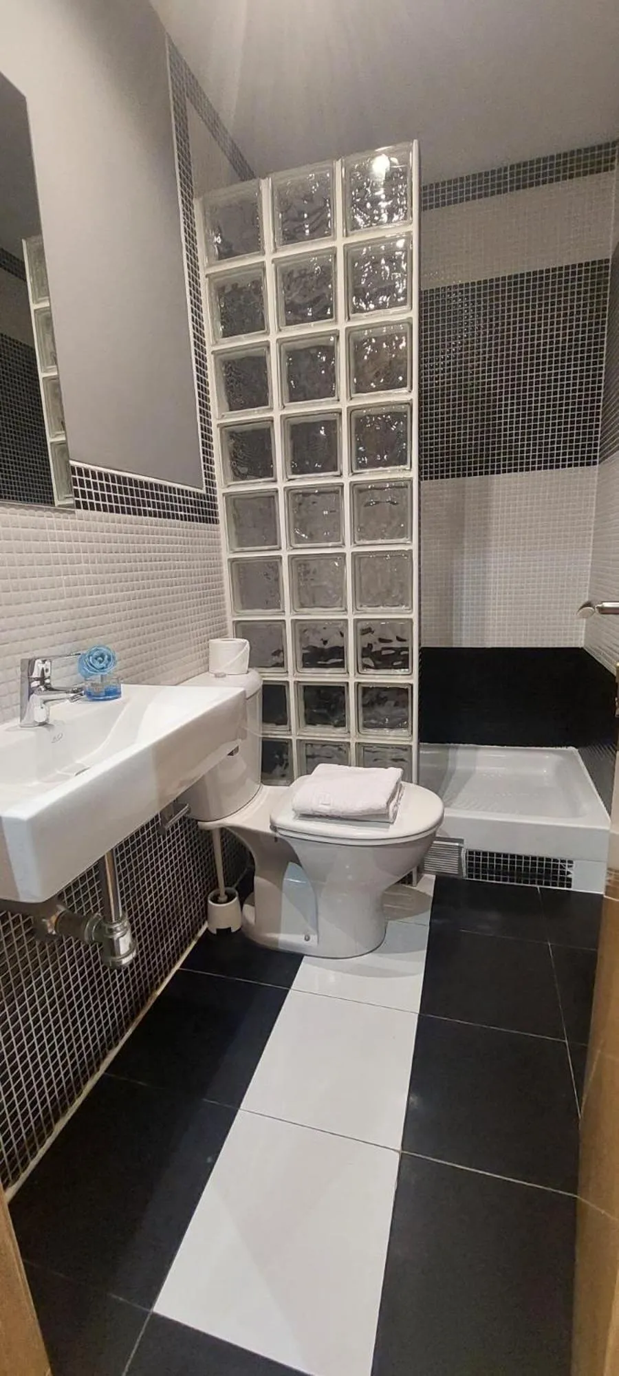 Shower in Hostal New Life Madrid