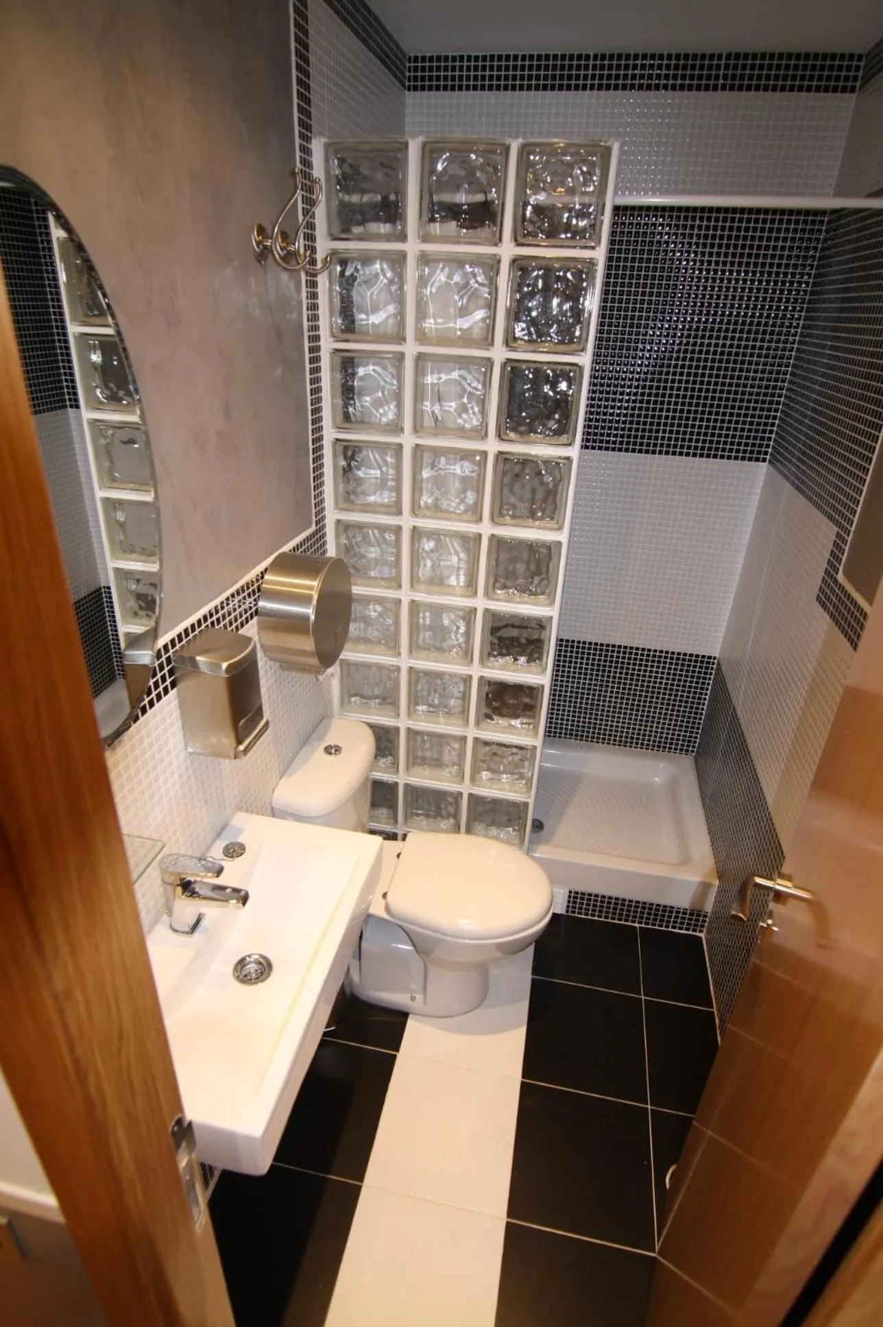 Shower in Hostal New Life Madrid