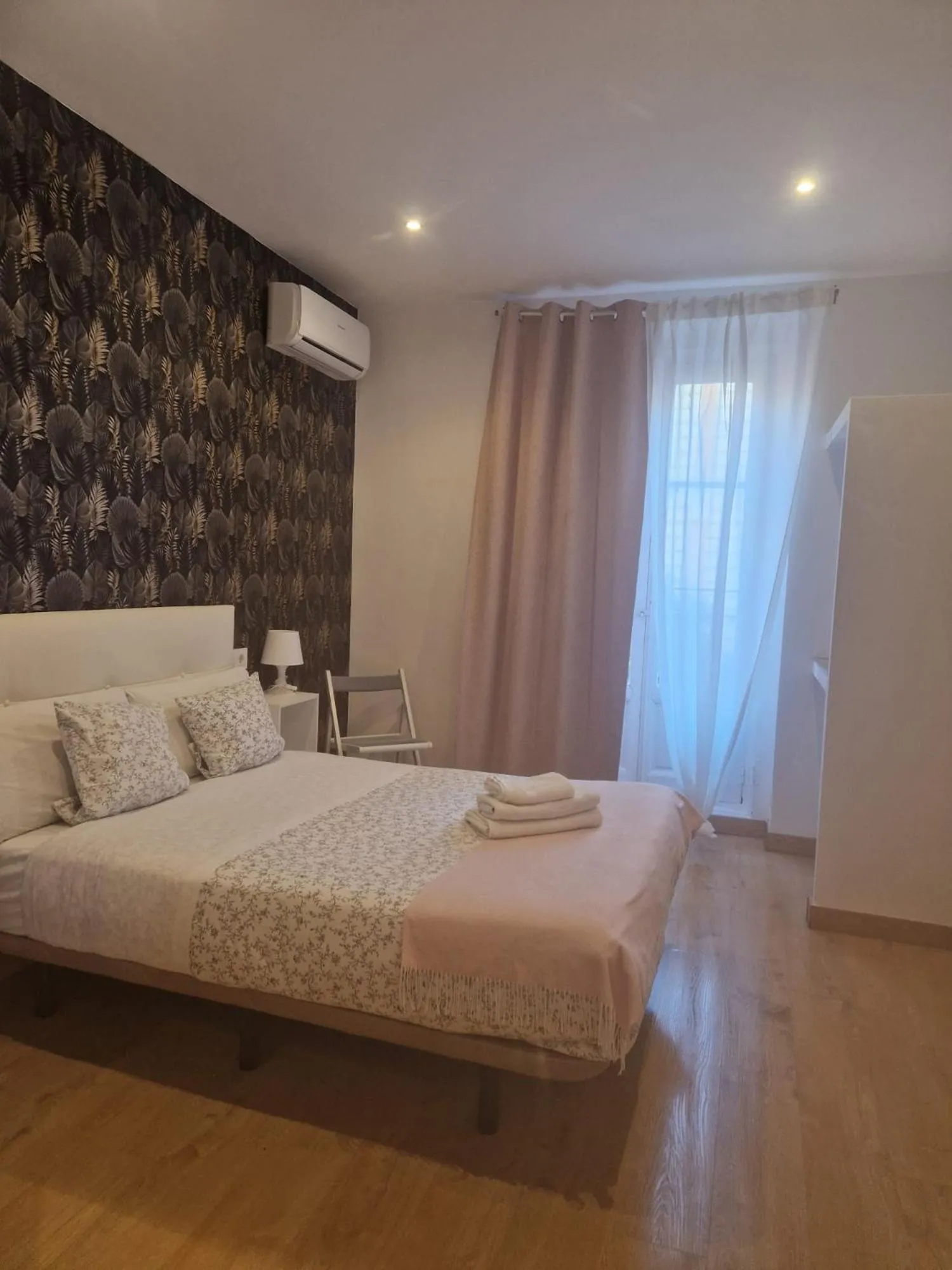 Bedroom, Bed in Hostal New Life Madrid