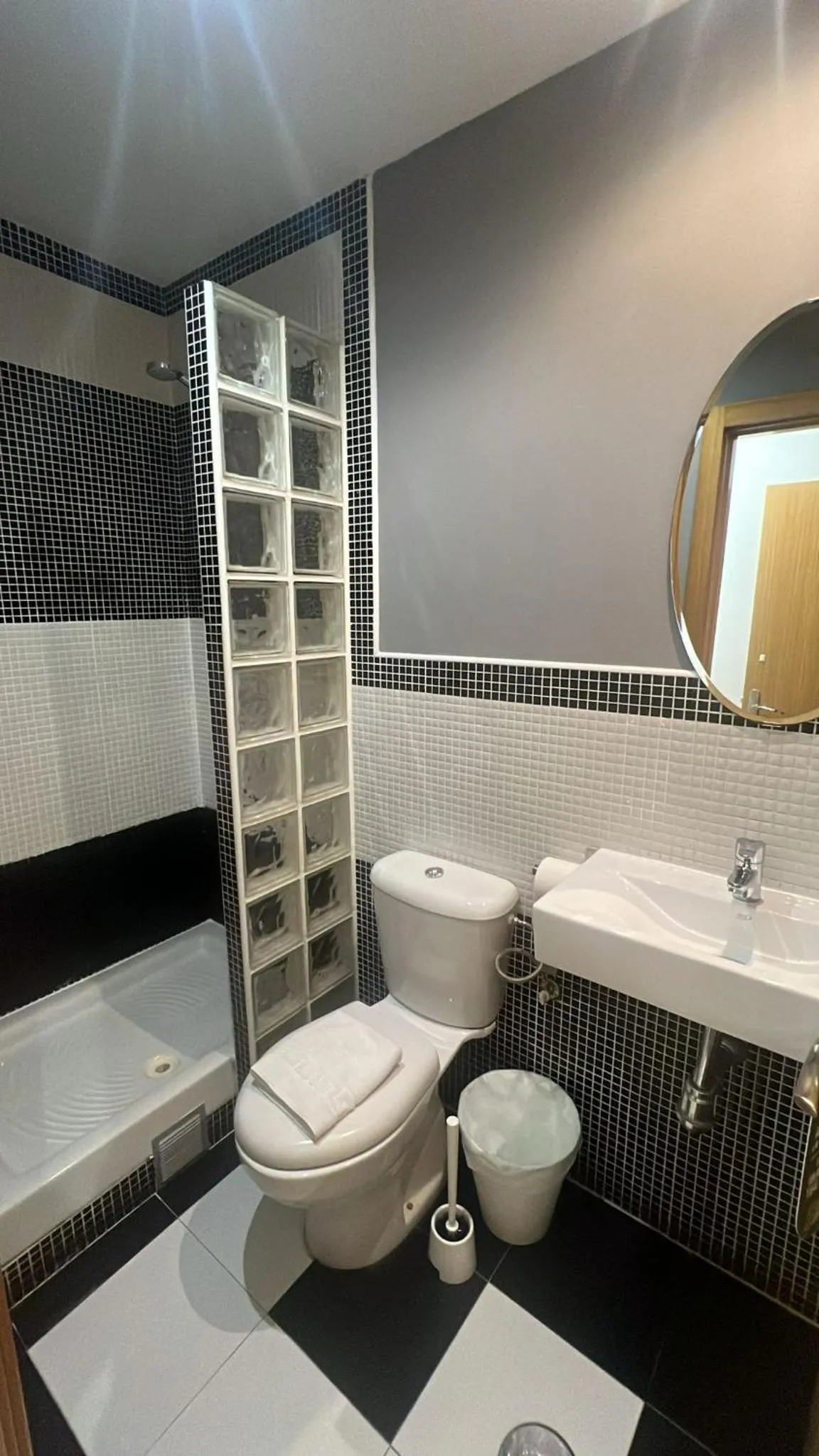 Shower in Hostal New Life Madrid