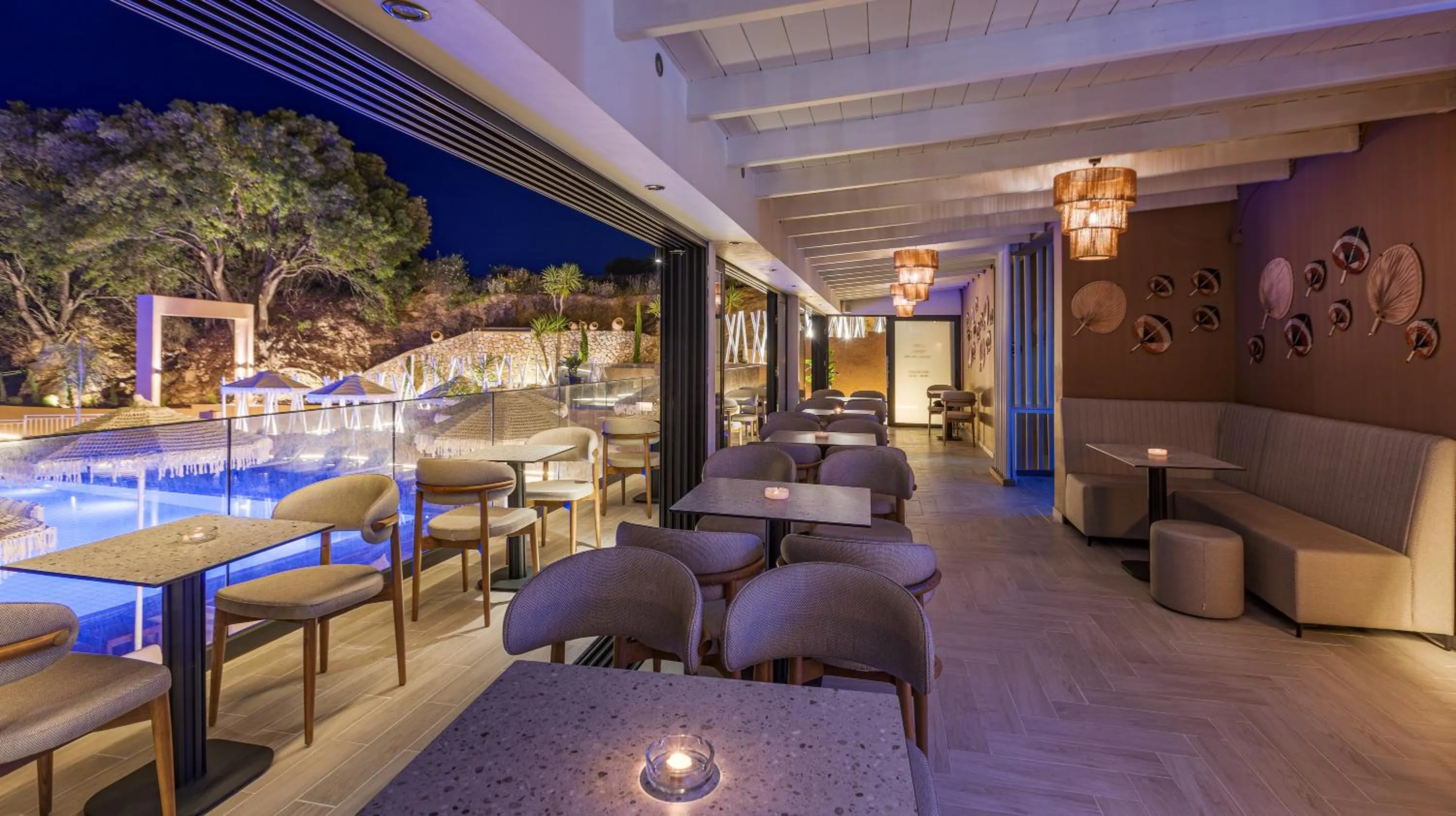 Restaurant/places to eat in The "L" Suites & Apartments