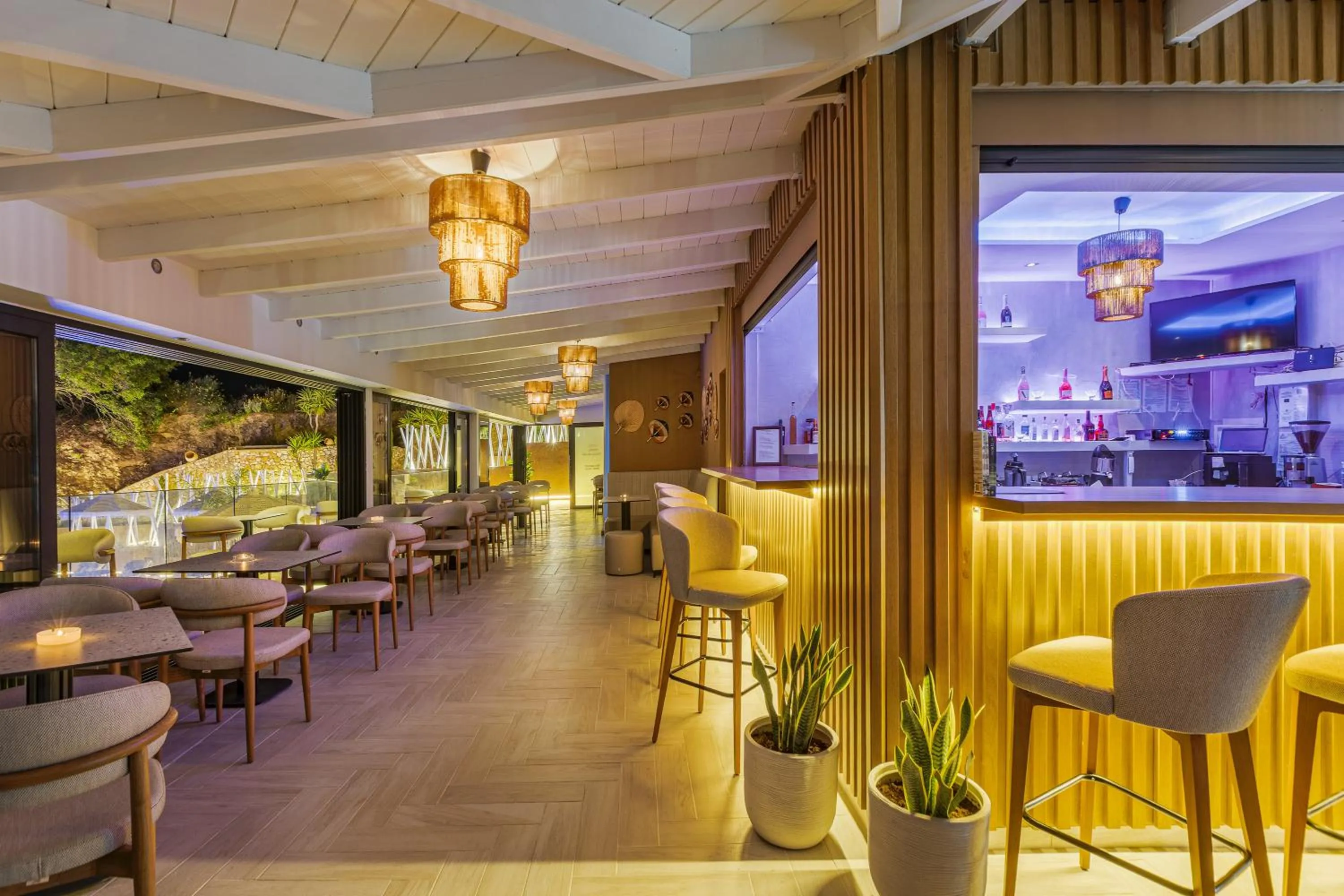 Restaurant/places to eat in The "L" Suites & Apartments