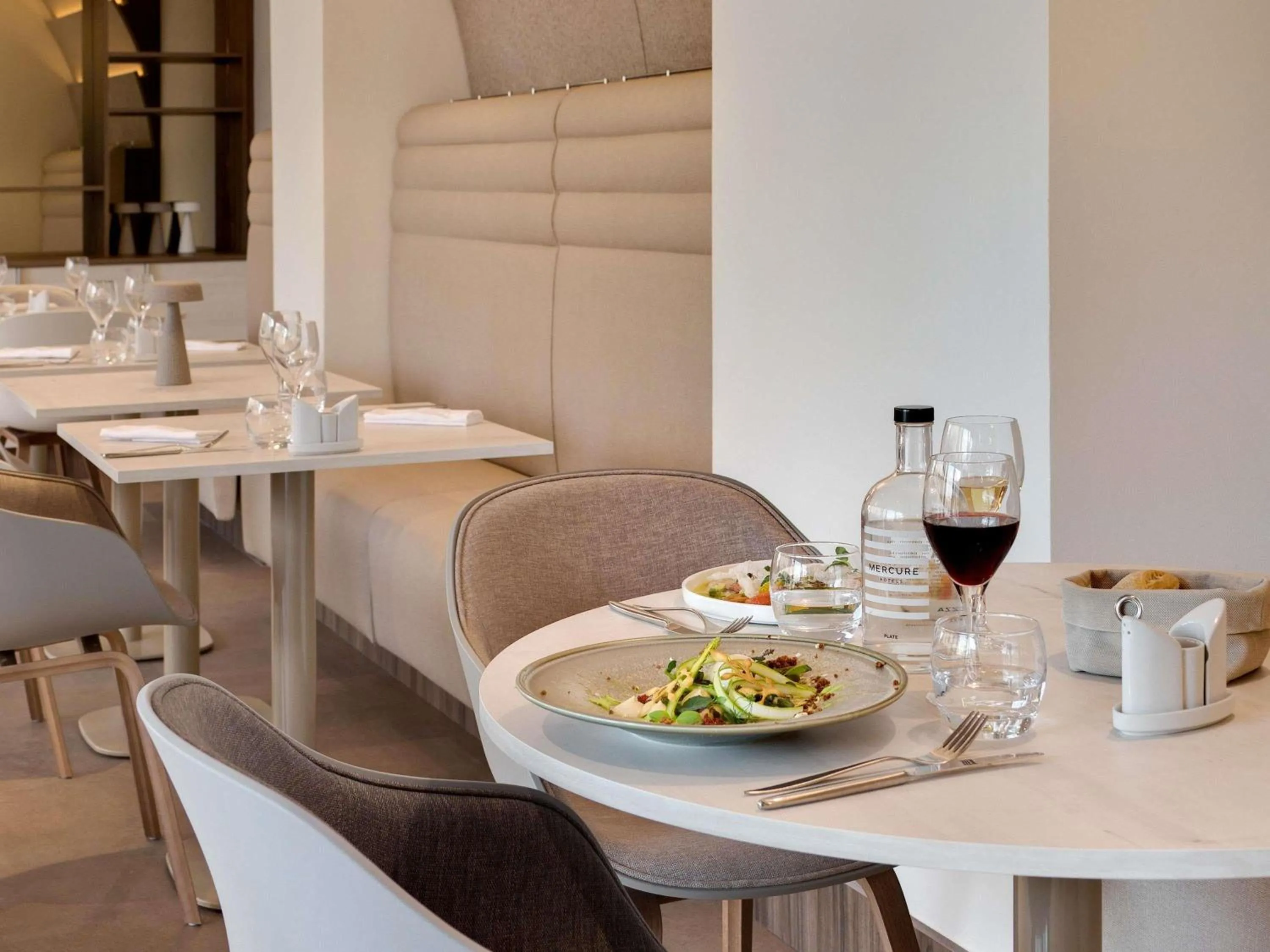 Restaurant/places to eat in Mercure Montpellier Centre Comédie