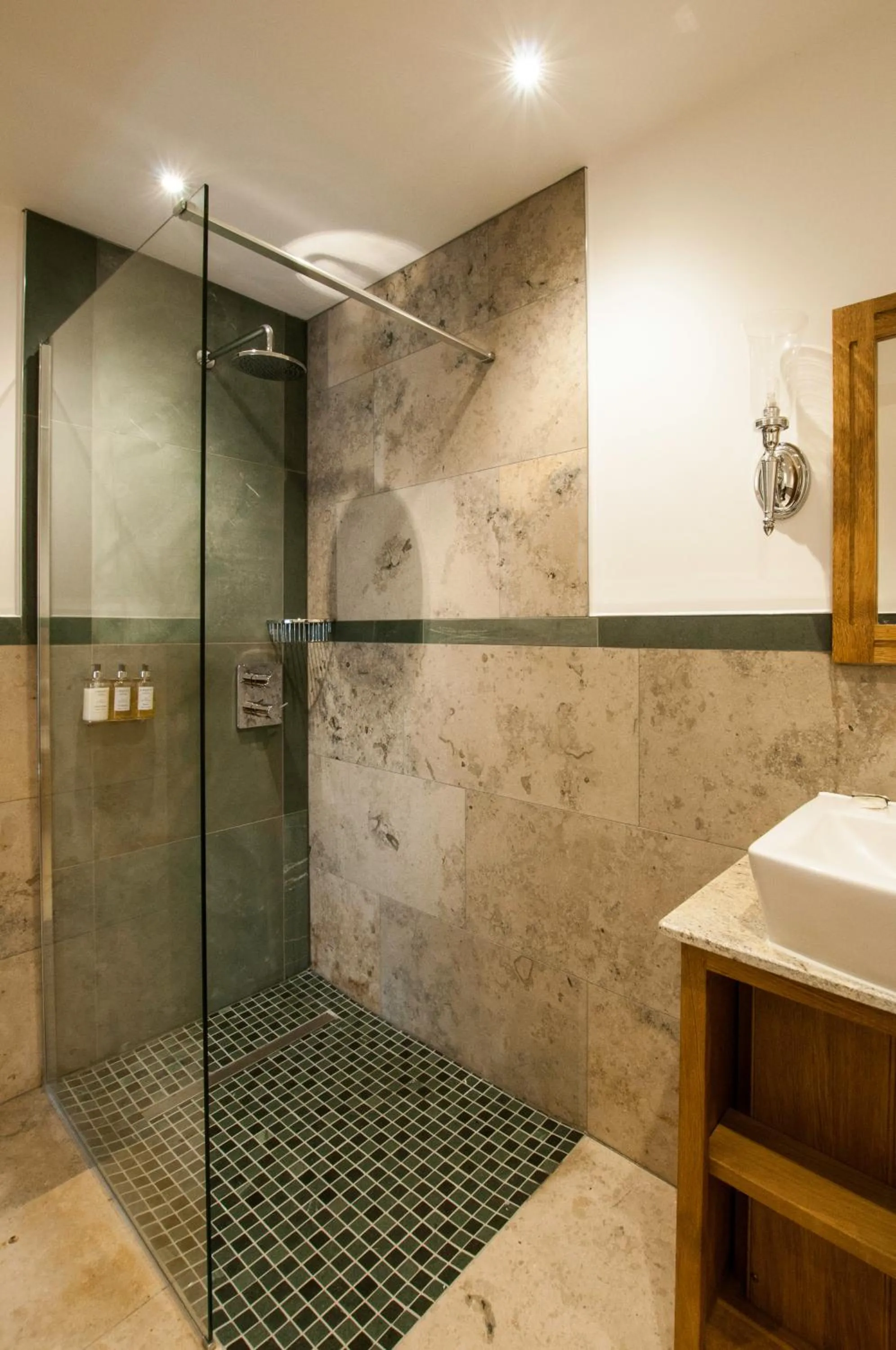 Bathroom in The Fleece Inn