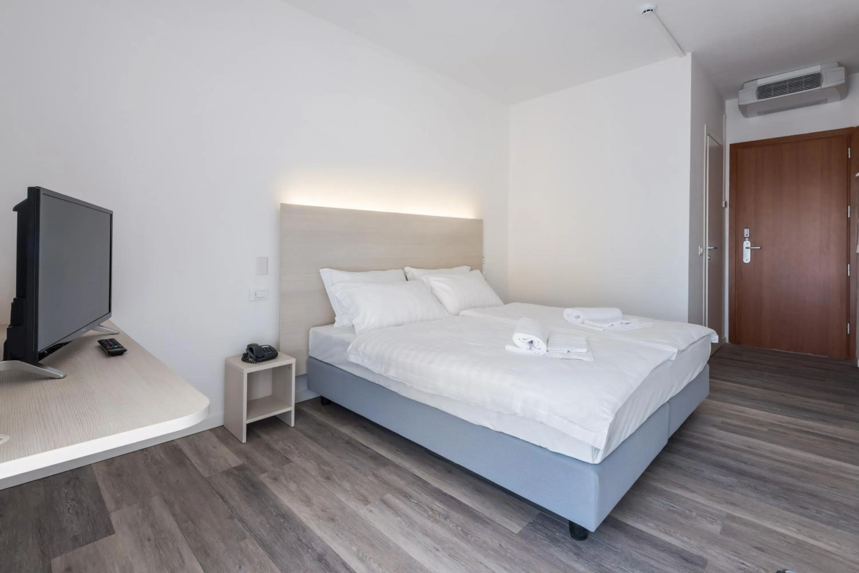 Bedroom, Bed in Hotel Internazionale Luino