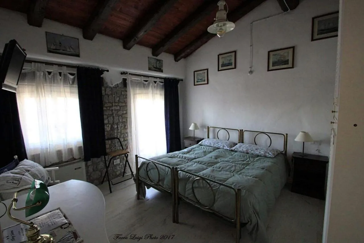 Photo of the whole room, Bed in Albergo Julienne