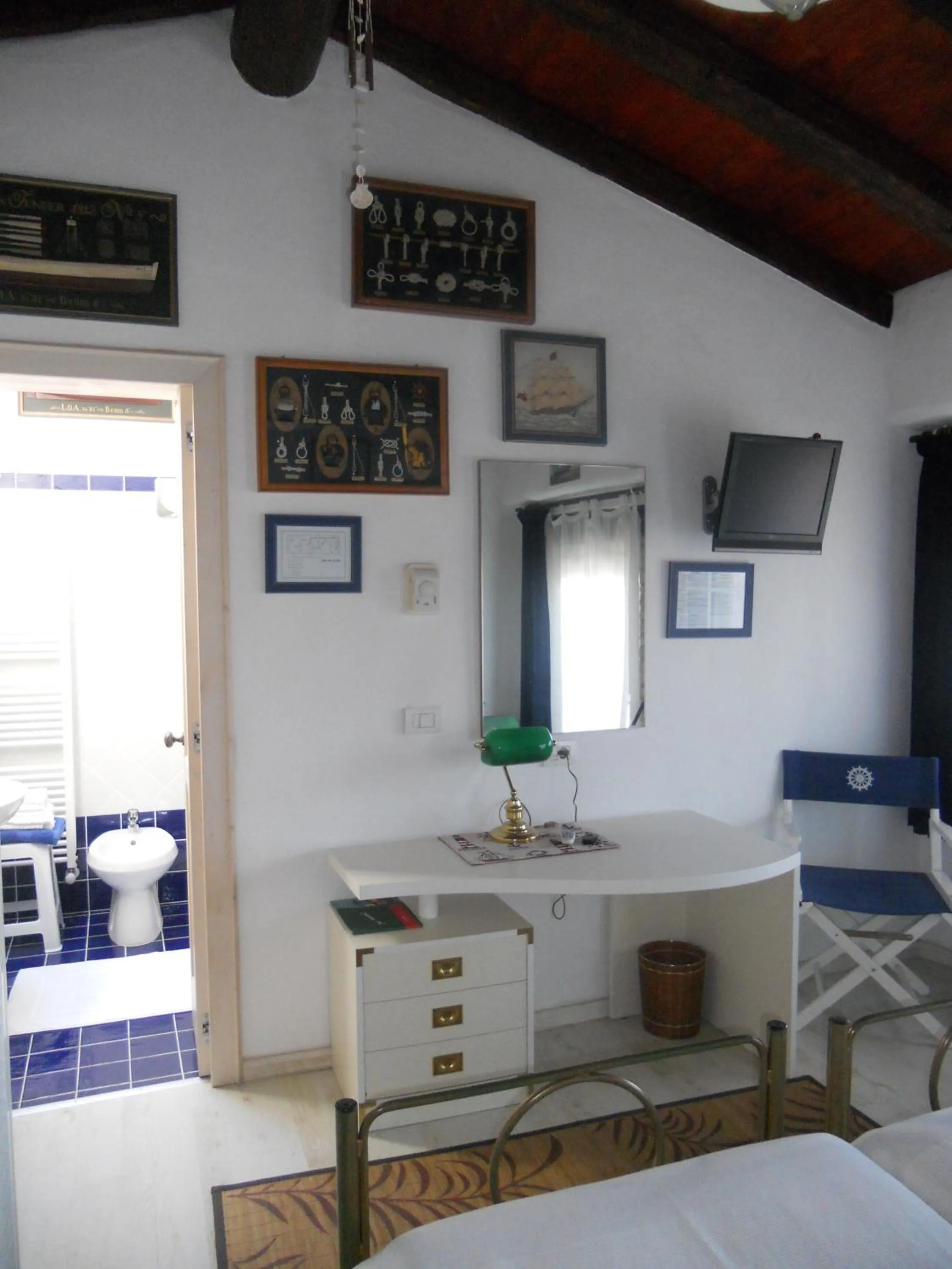 Photo of the whole room, Bed in Albergo Julienne