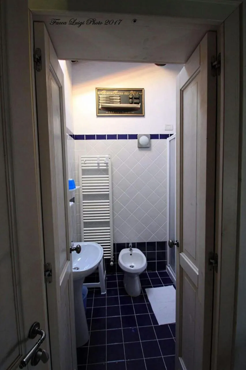 Bathroom in Albergo Julienne