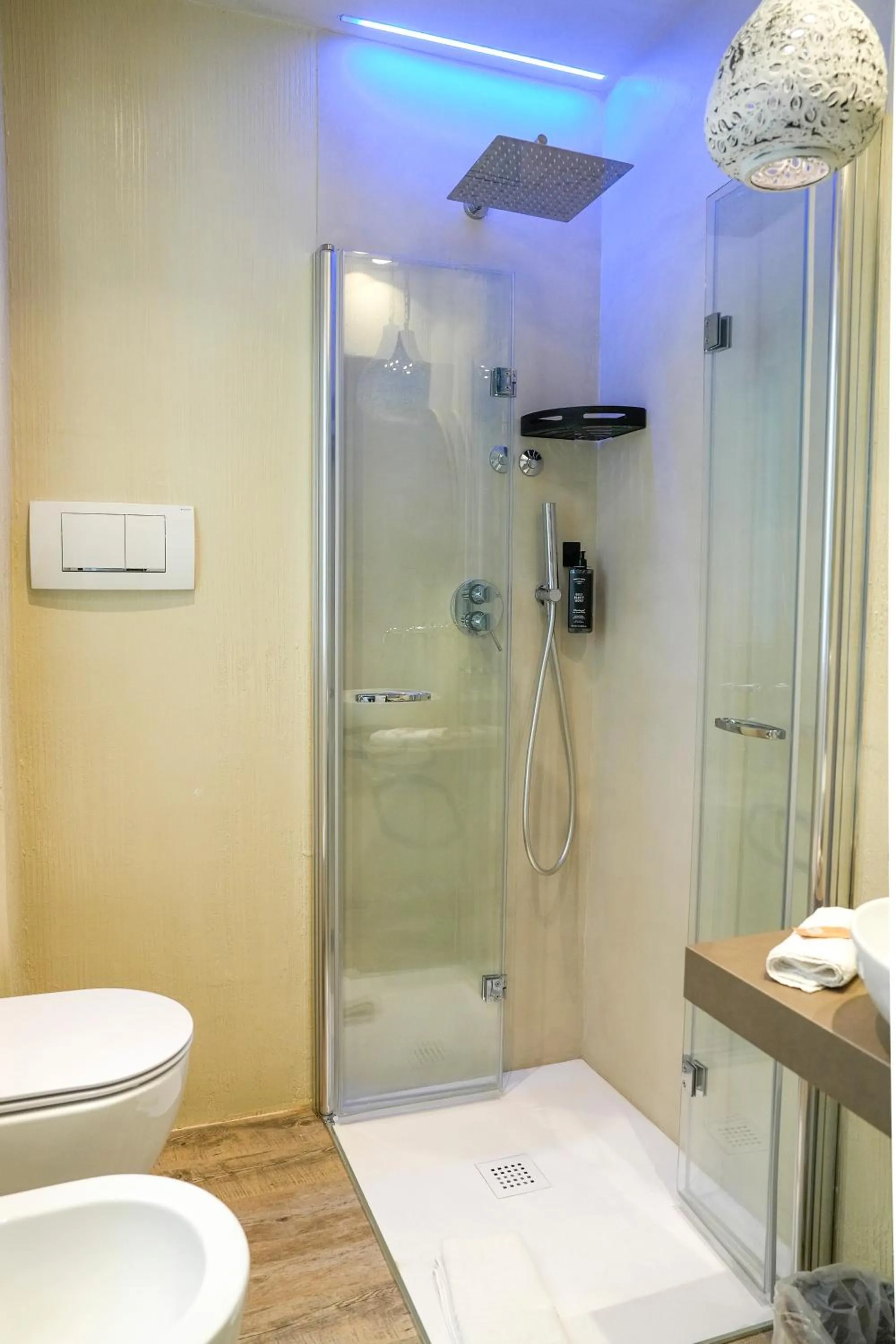 Shower in Hotel Thea