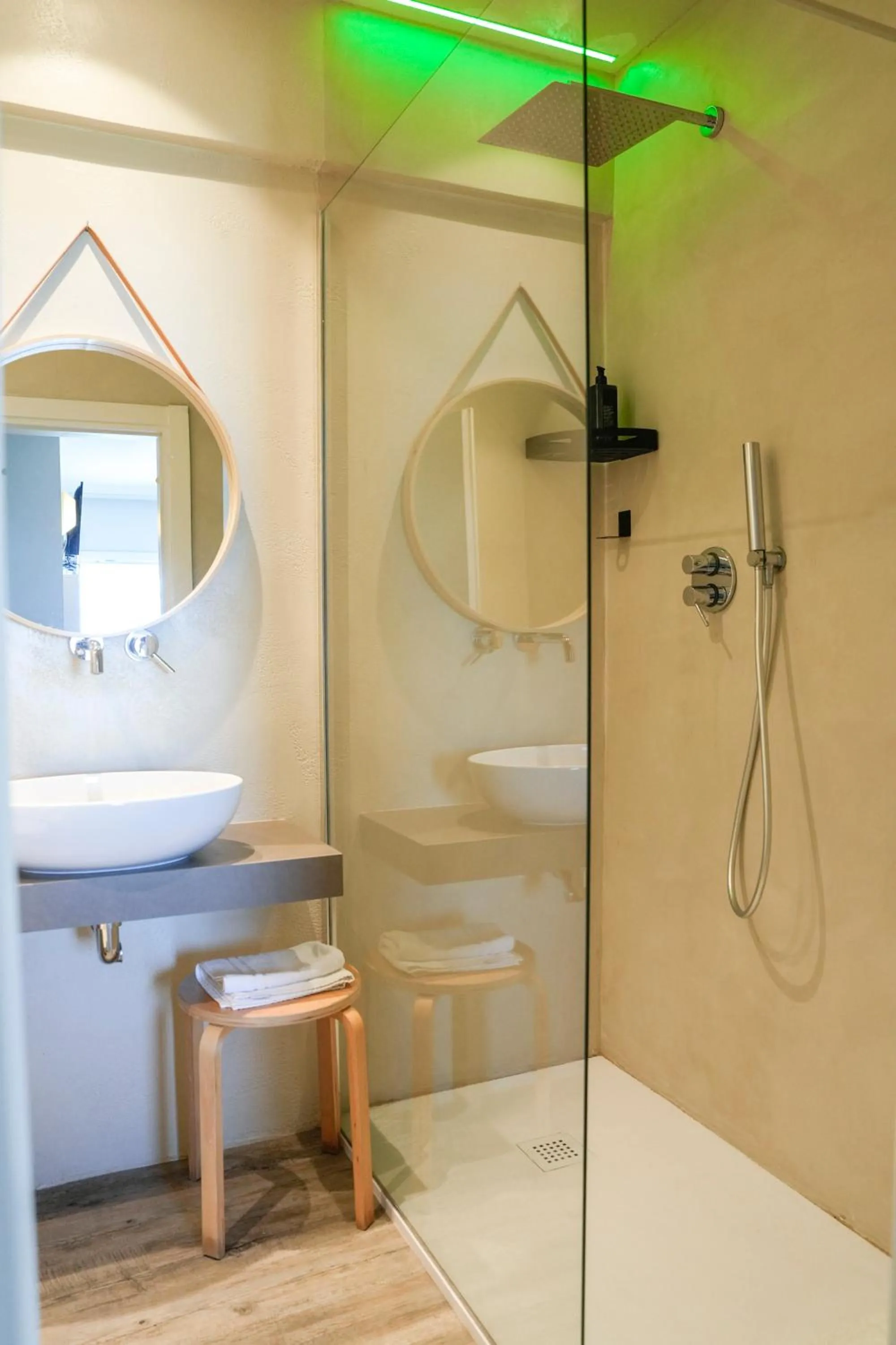 Shower in Hotel Thea