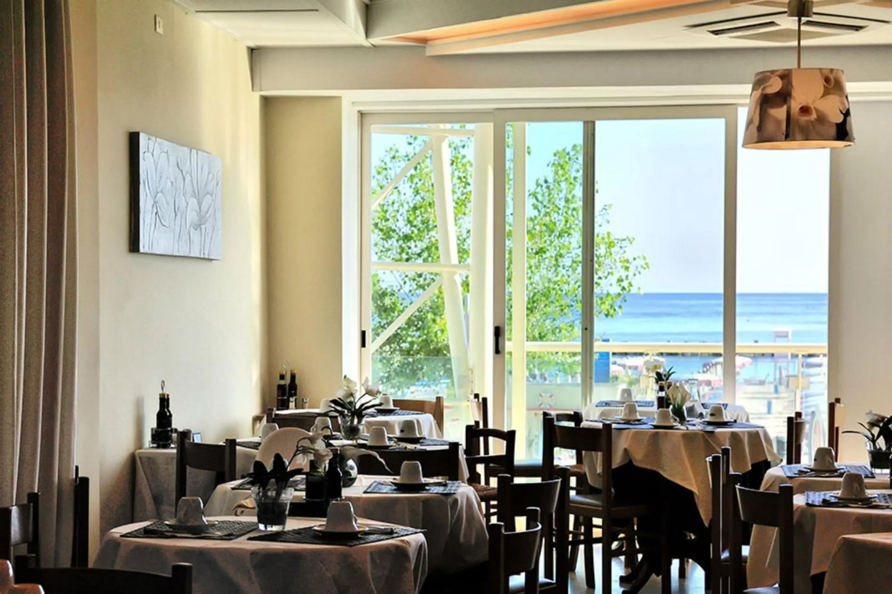 Restaurant/places to eat in Hotel Thea