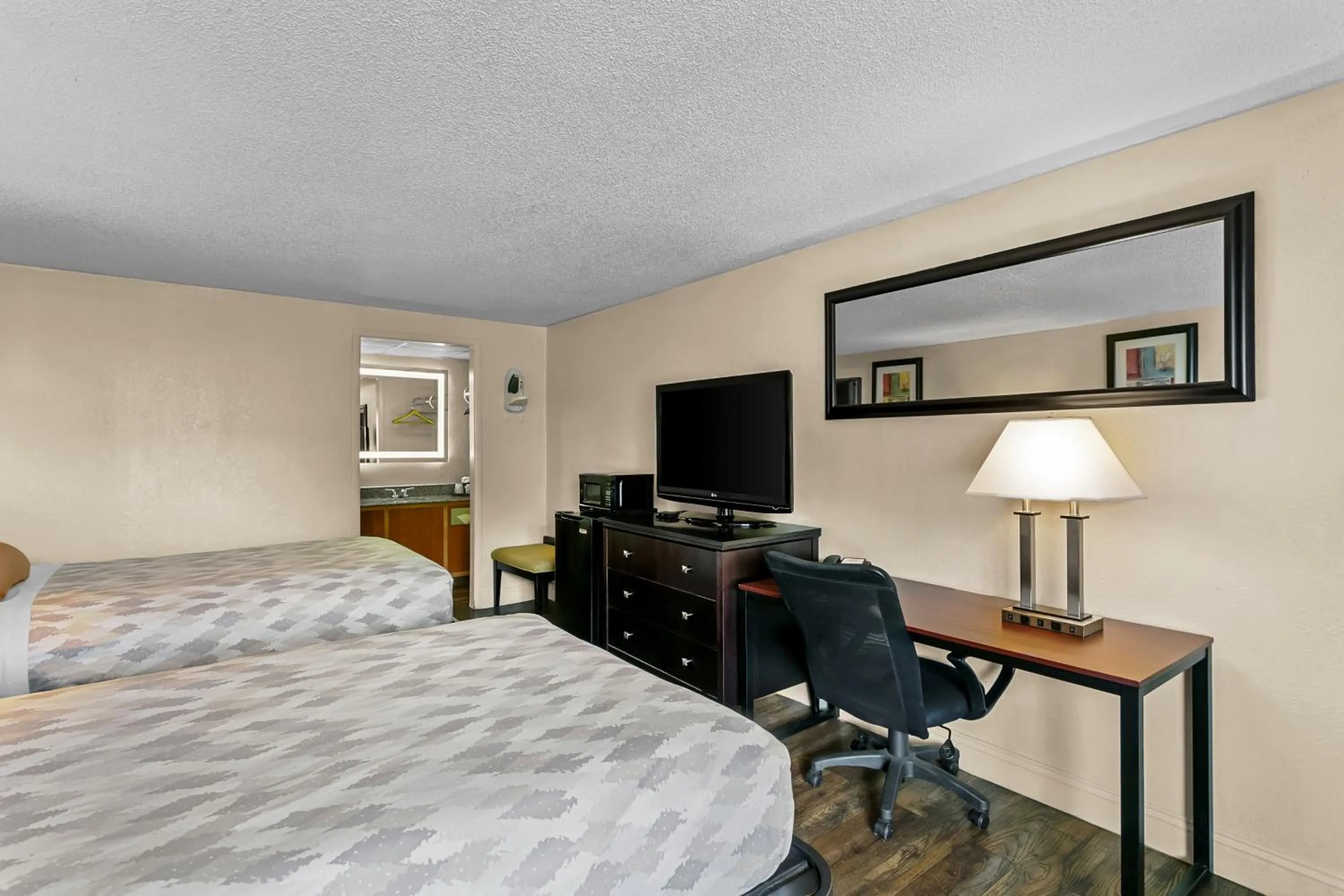 TV and multimedia, Bed in Knights Inn Martinsburg