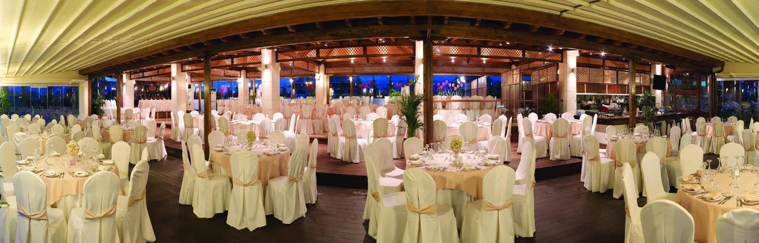 Restaurant/places to eat in Hotel Cezaria