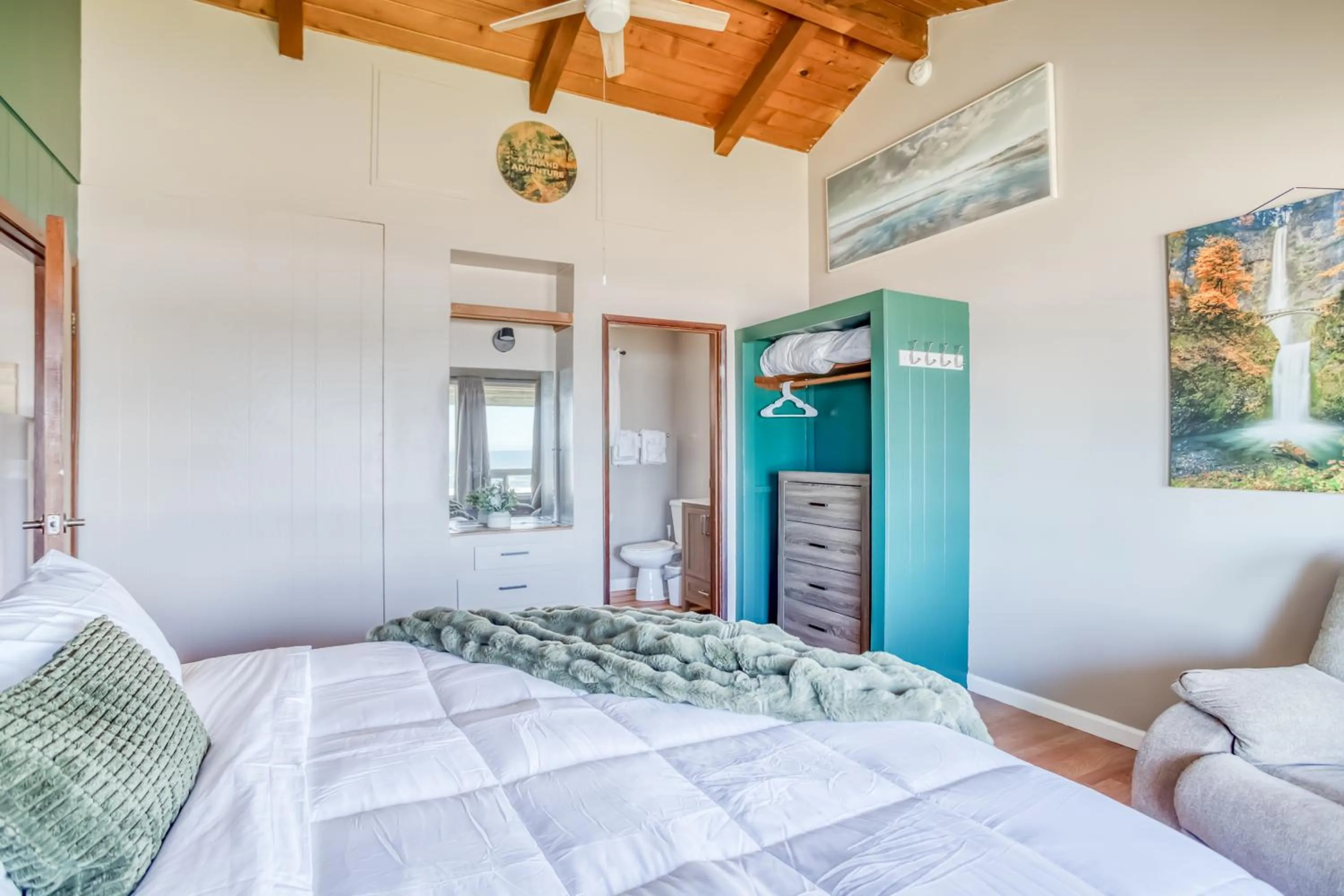 Photo of the whole room, Bed in Moolack Shores Inn