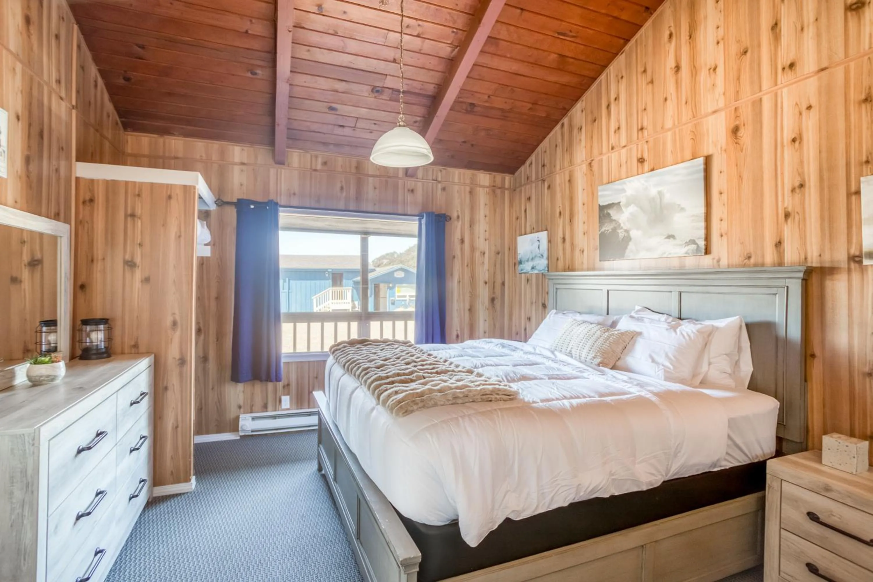 Photo of the whole room, Bed in Moolack Shores Inn