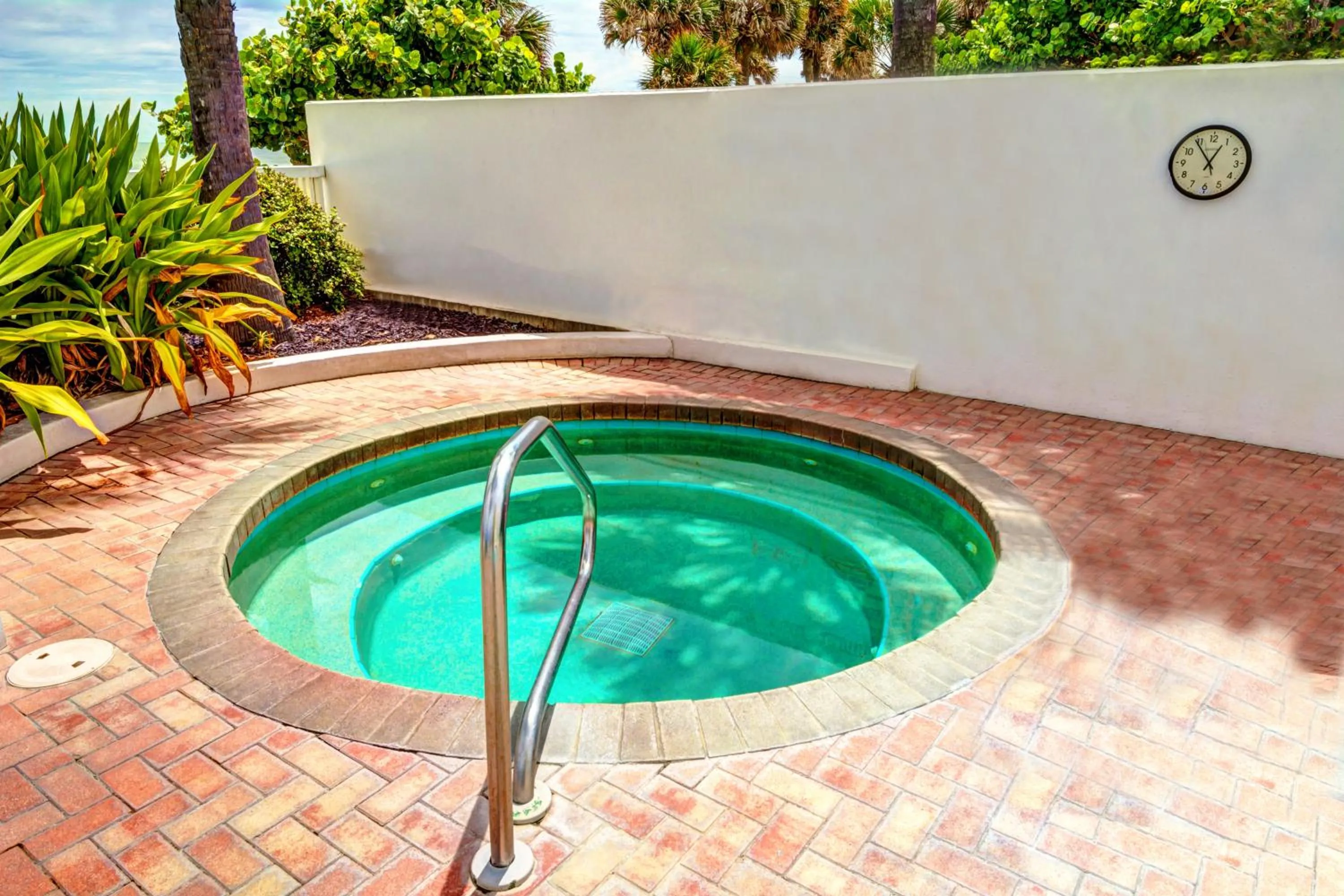 Swimming pool in Bahama House - Daytona Beach Shores