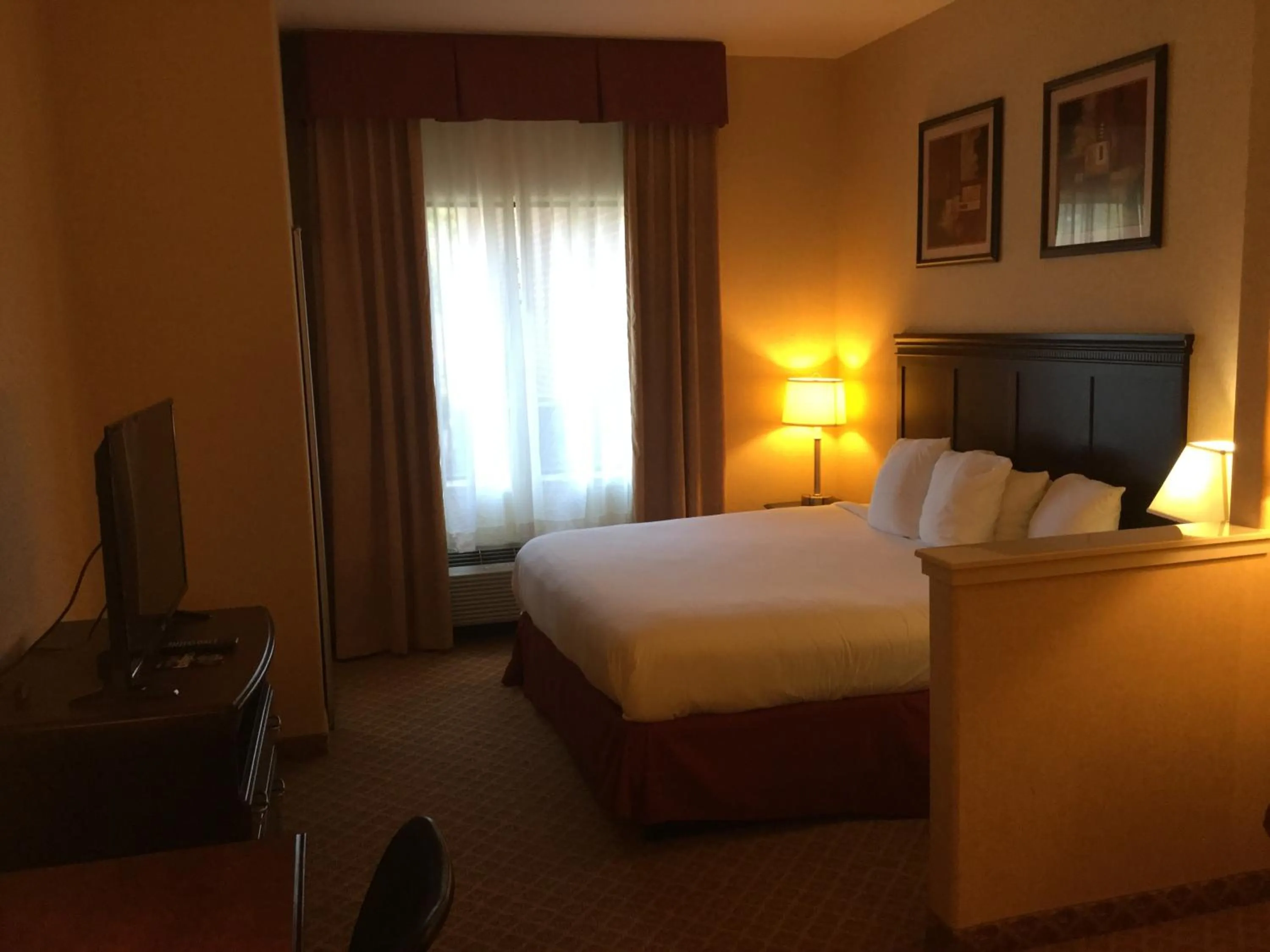 Bedroom, Bed in Holiday Inn Express & Suites Longview South I-20 by IHG