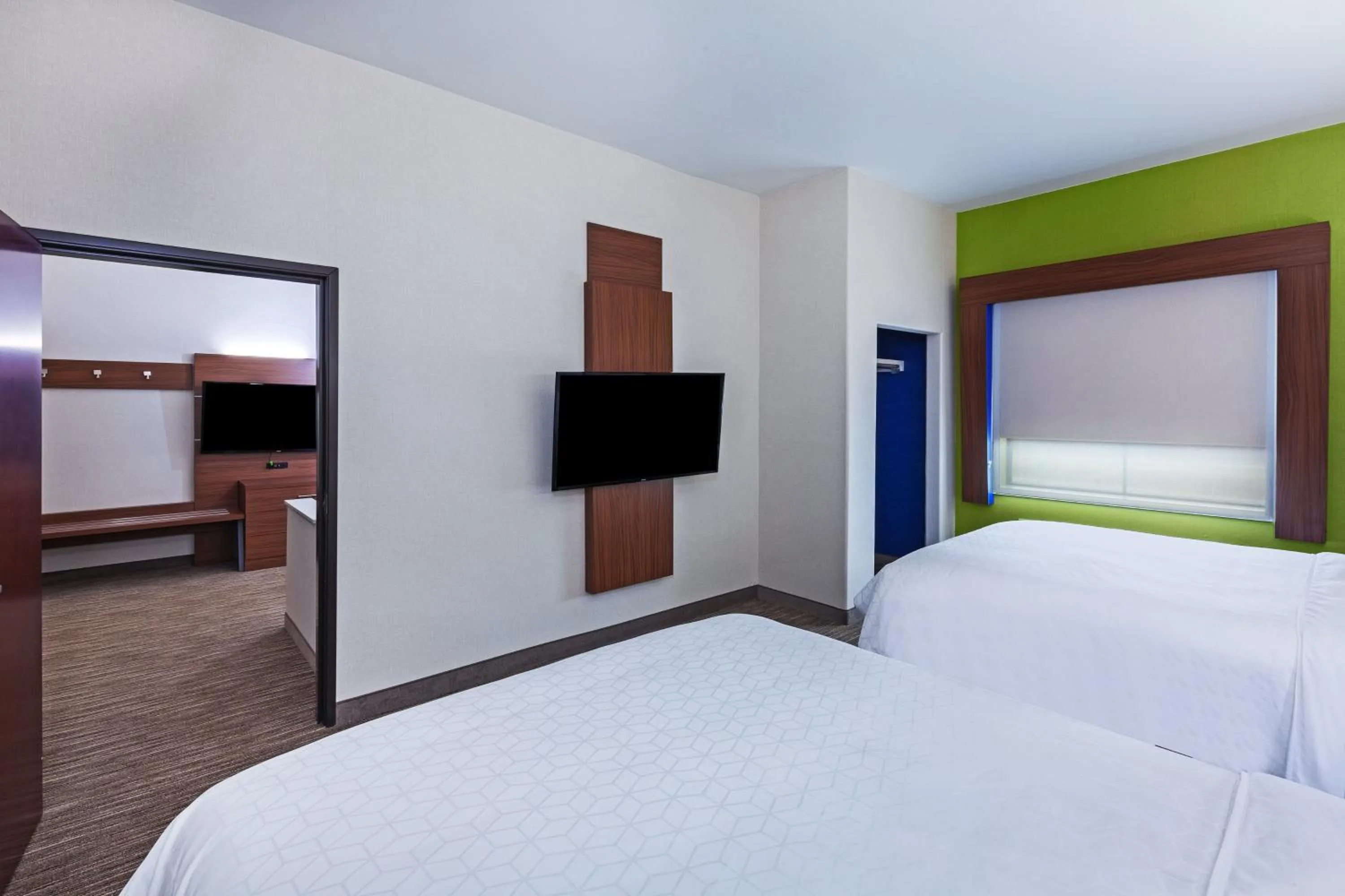 Photo of the whole room, Bed in Holiday Inn Express & Suites Longview South I-20 by IHG