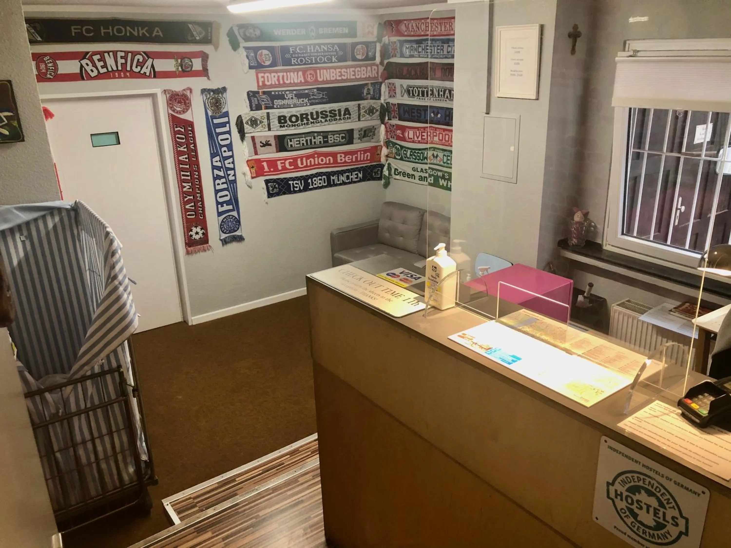 Staff in Backpackers Düsseldorf - SELF CHECK-IN