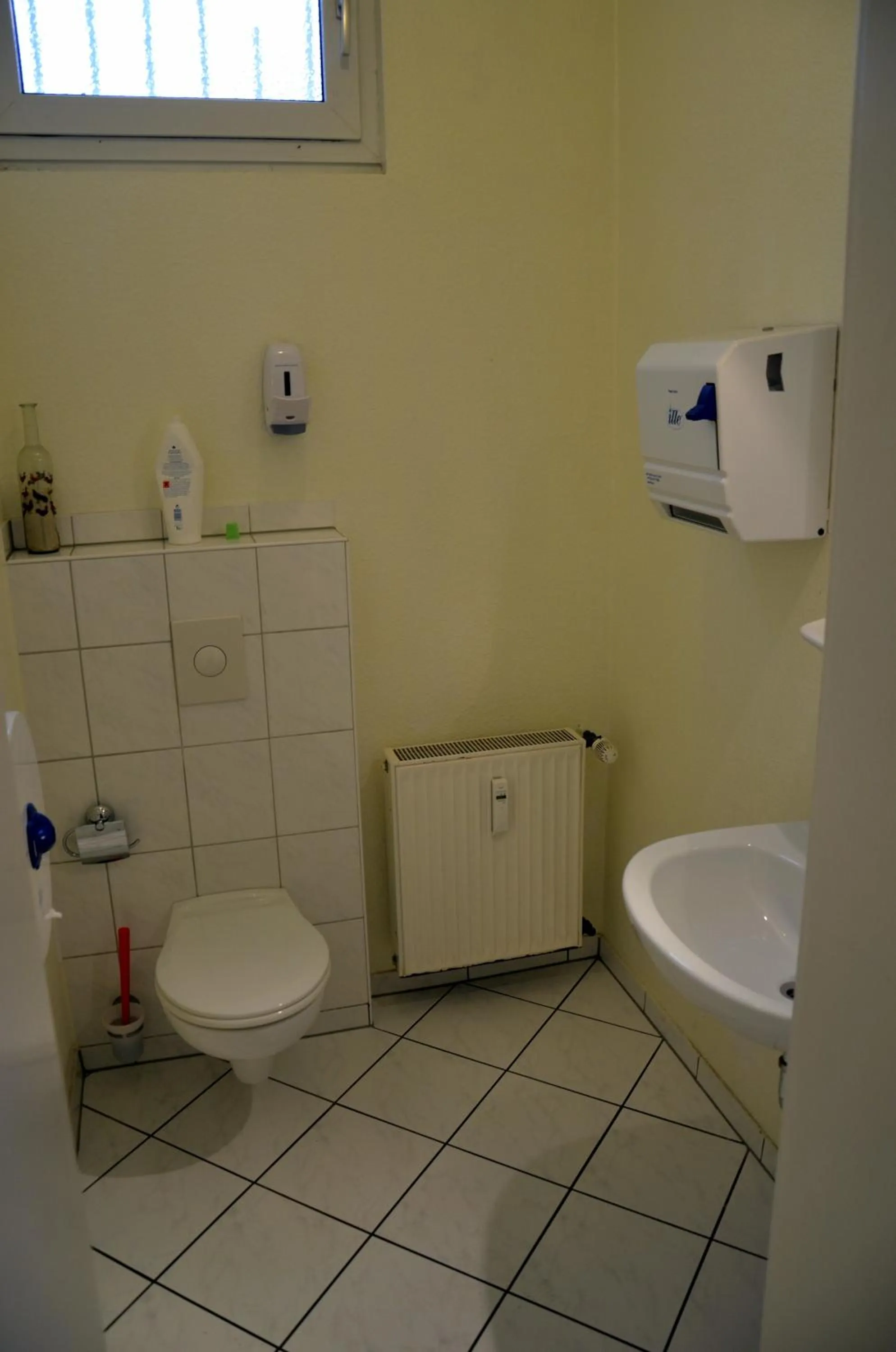 Toilet in Backpackers Düsseldorf - SELF CHECK-IN