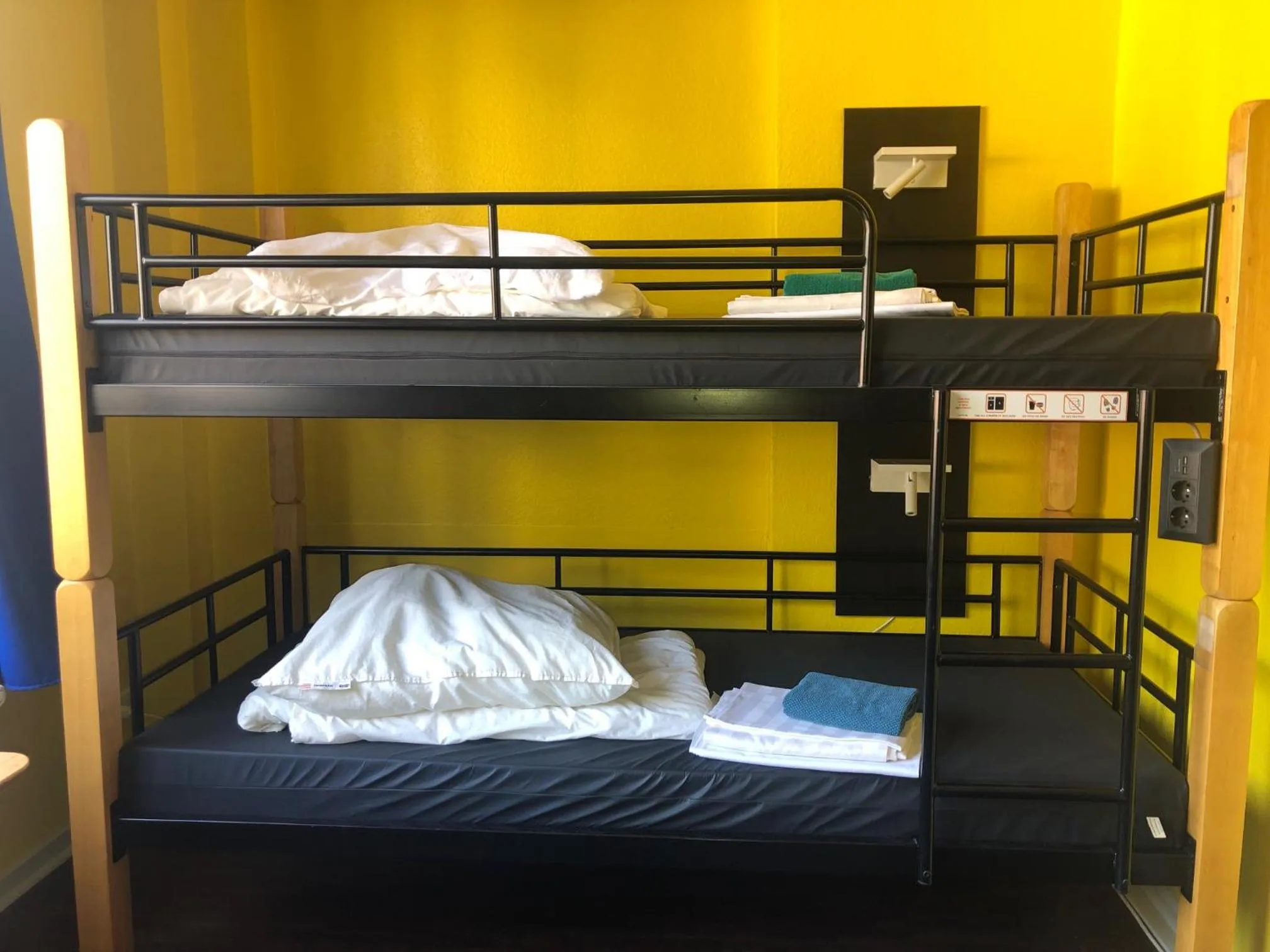 Photo of the whole room, Bed in Backpackers Düsseldorf - SELF CHECK-IN