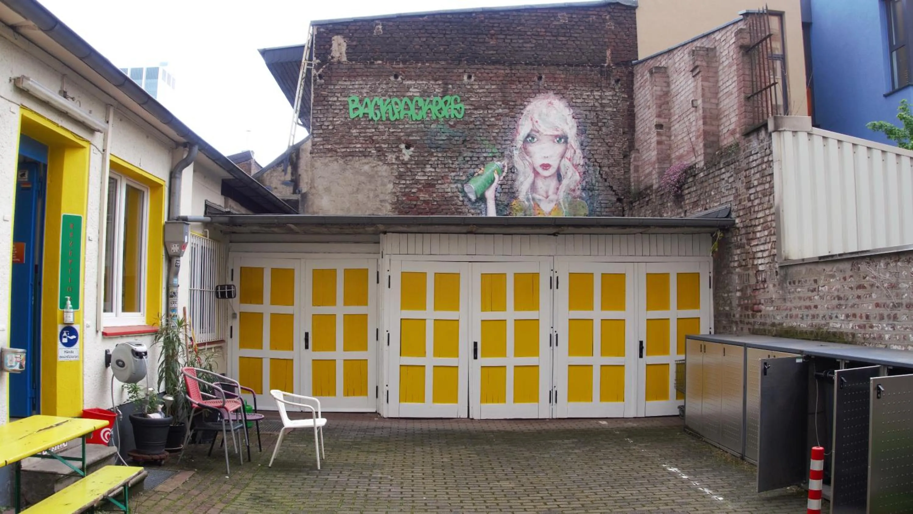 Property building in Backpackers Düsseldorf - SELF CHECK-IN