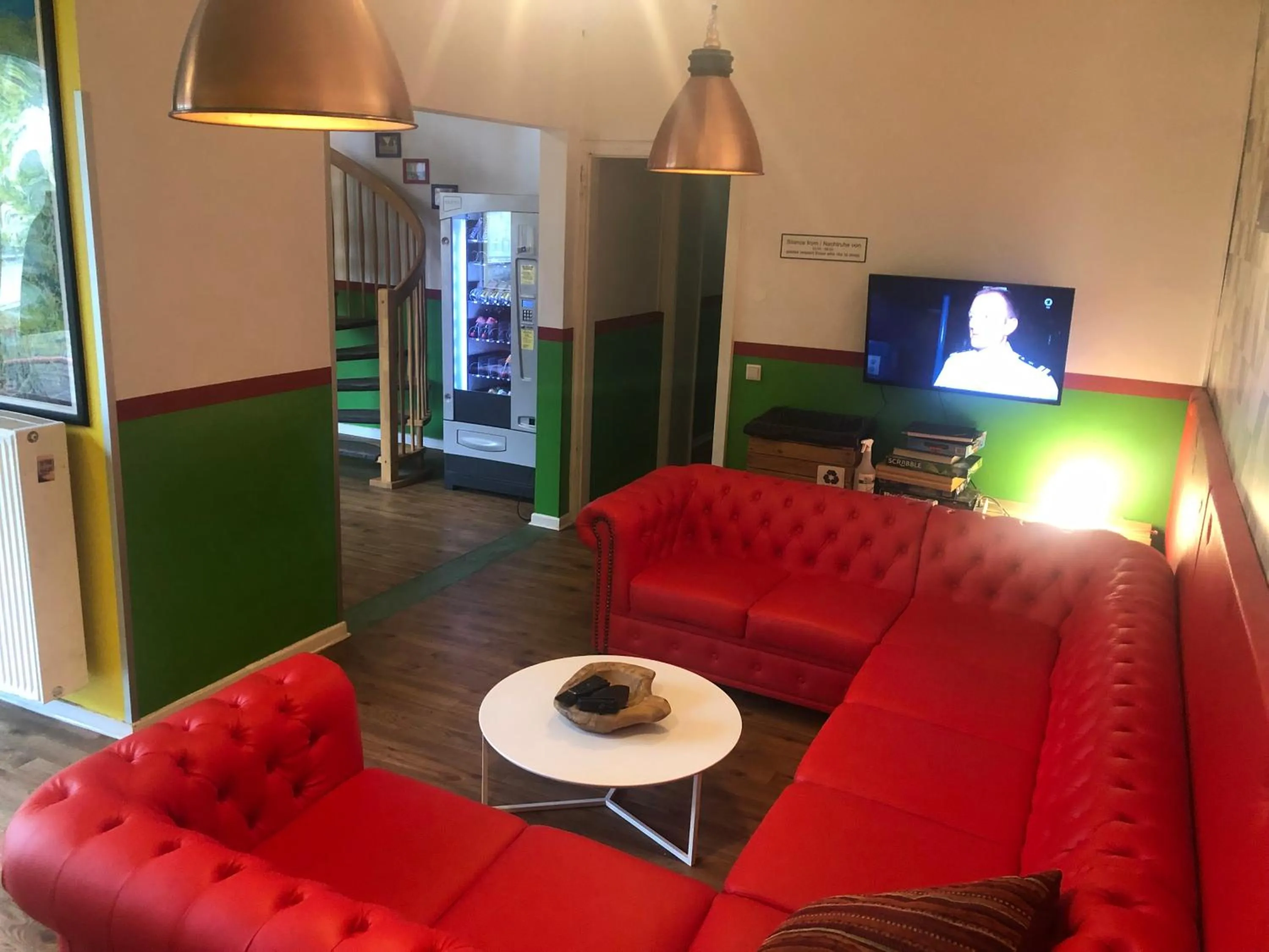 Communal lounge/ TV room in Backpackers Düsseldorf - SELF CHECK-IN