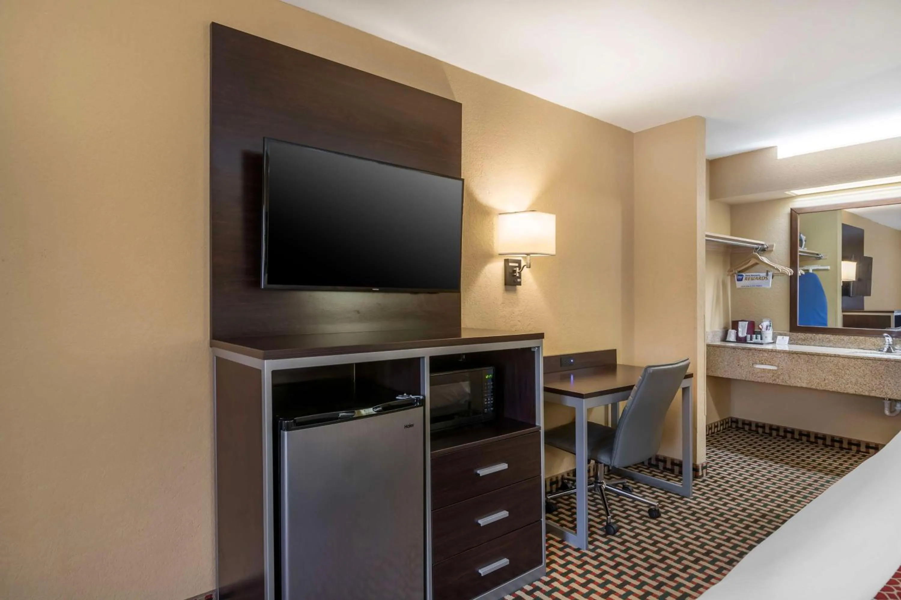 Bedroom in Best Western Bradford Inn