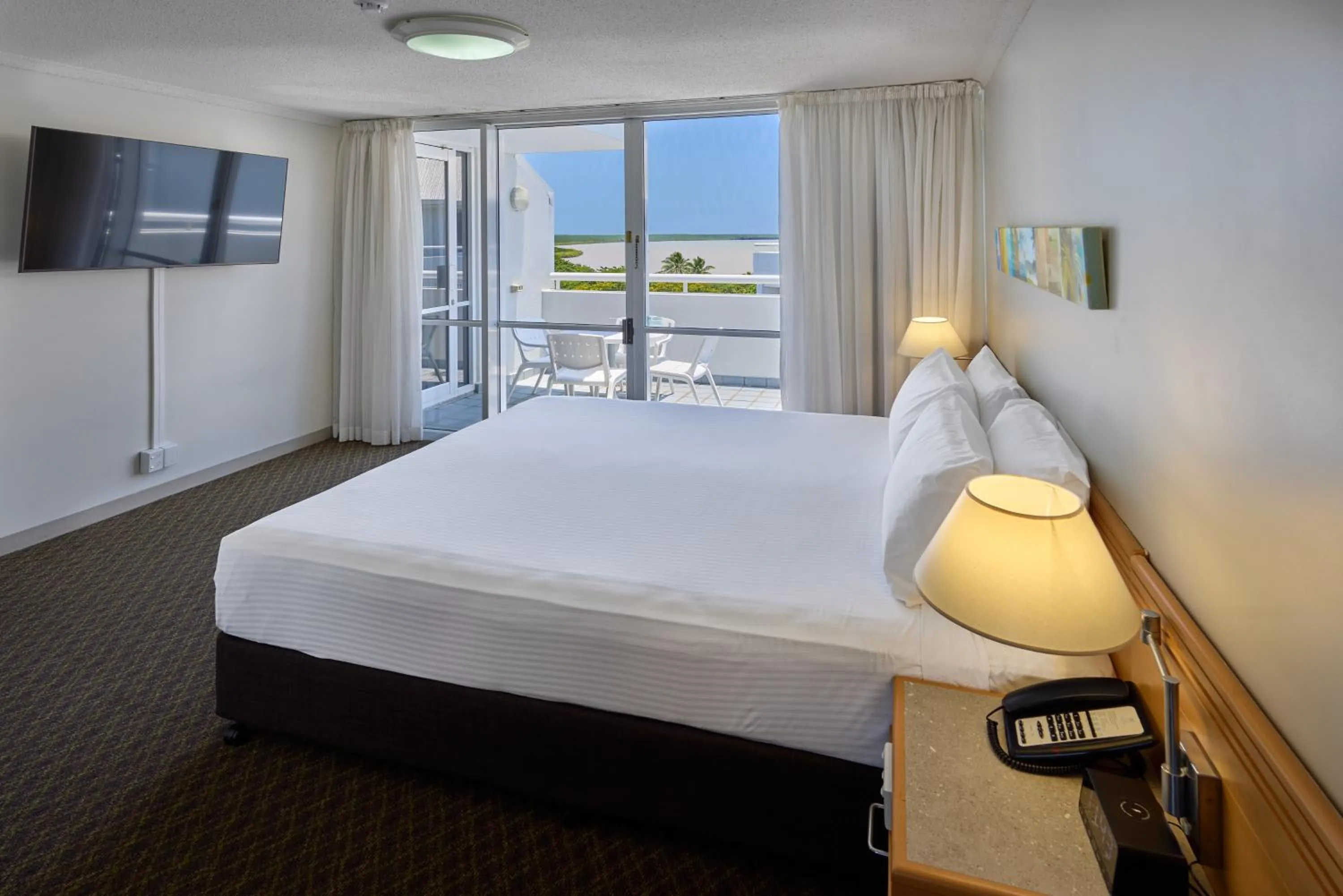 Bedroom, Bed in Cairns Harbourside Hotel