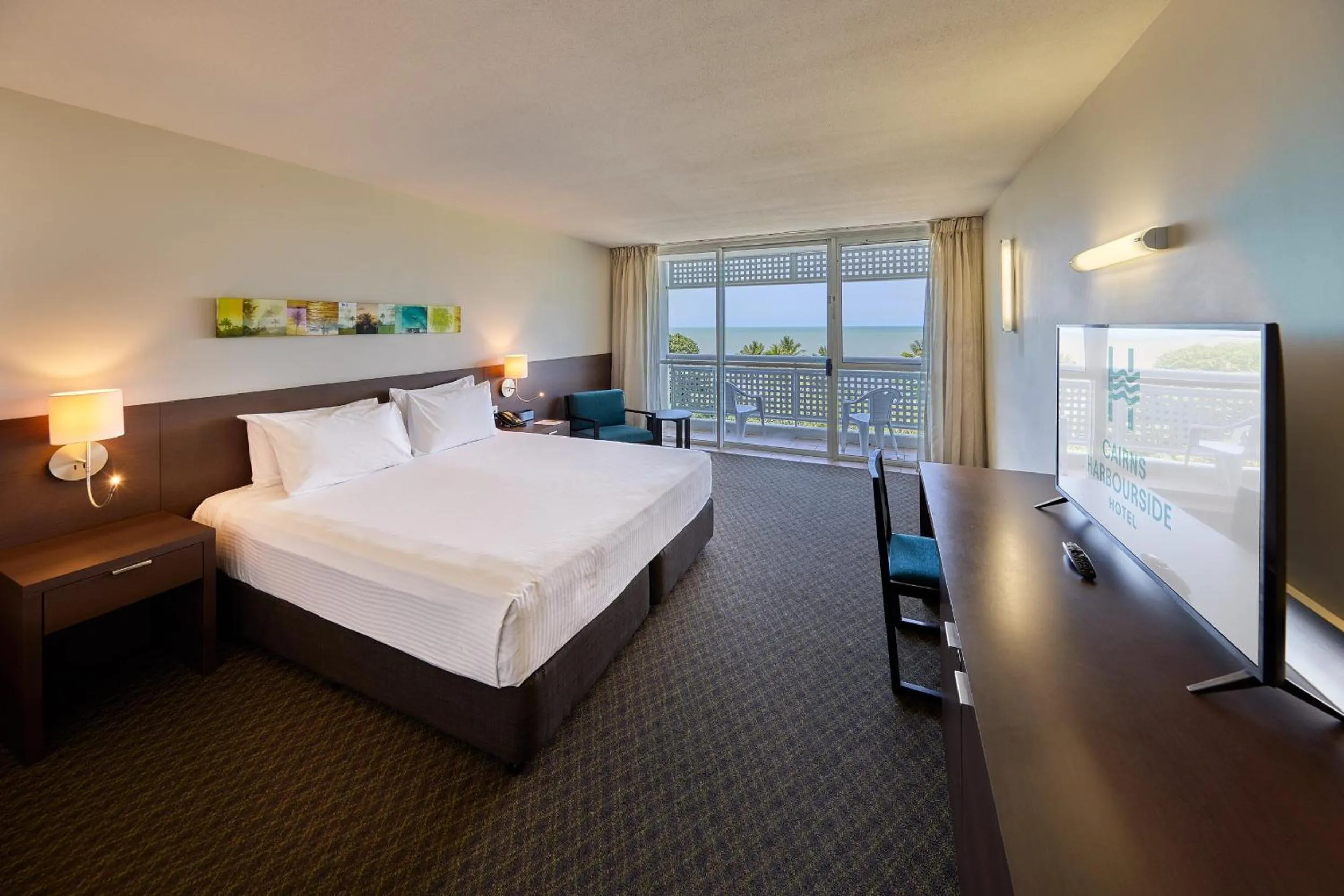 Bedroom, Bed in Cairns Harbourside Hotel