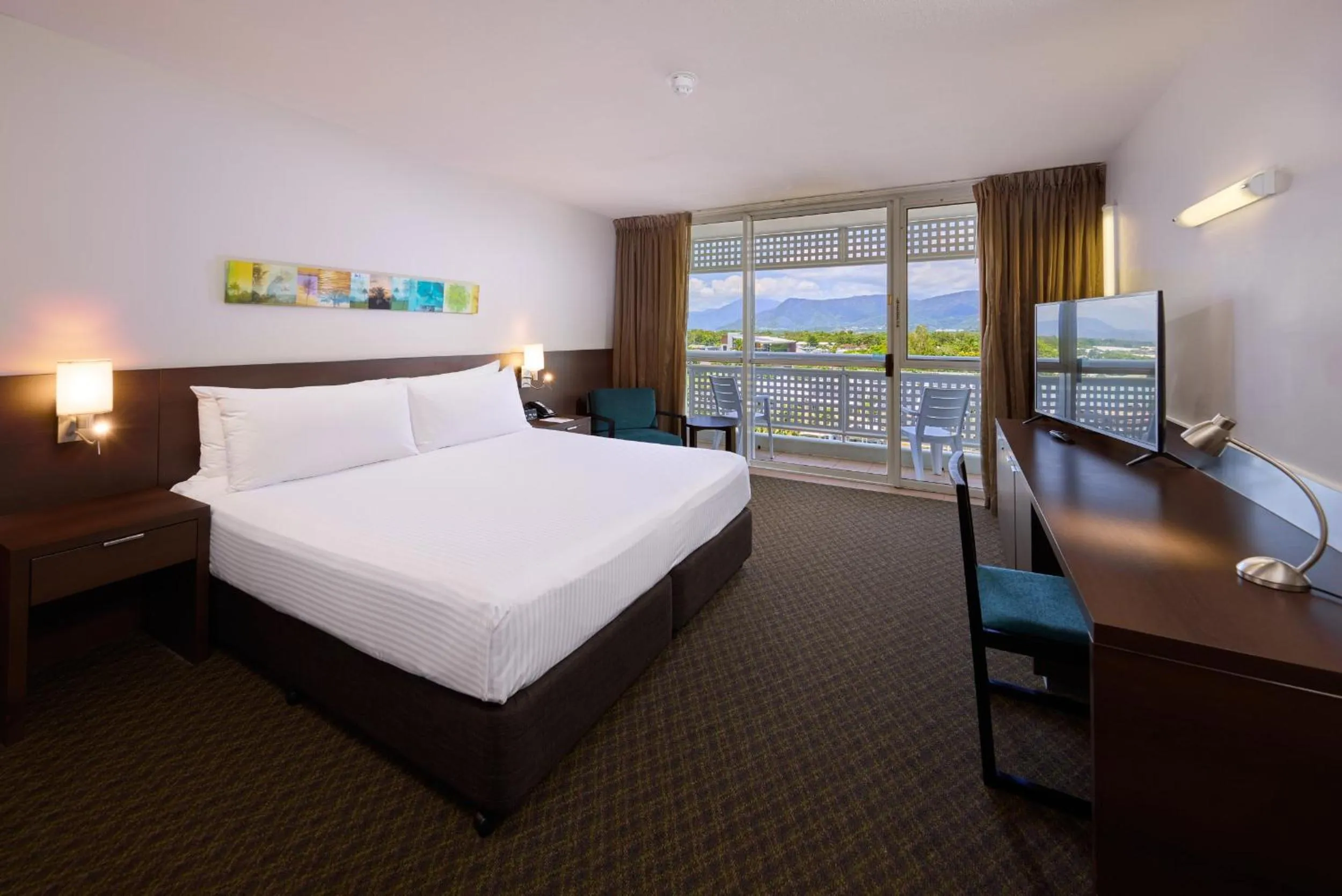 hair dresser, Bed in Cairns Harbourside Hotel