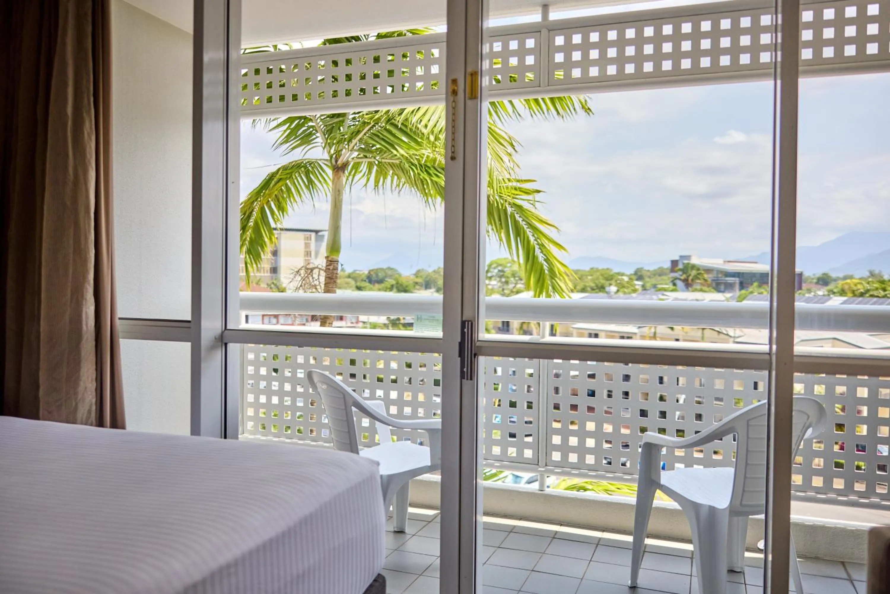 Photo of the whole room, Bed in Cairns Harbourside Hotel